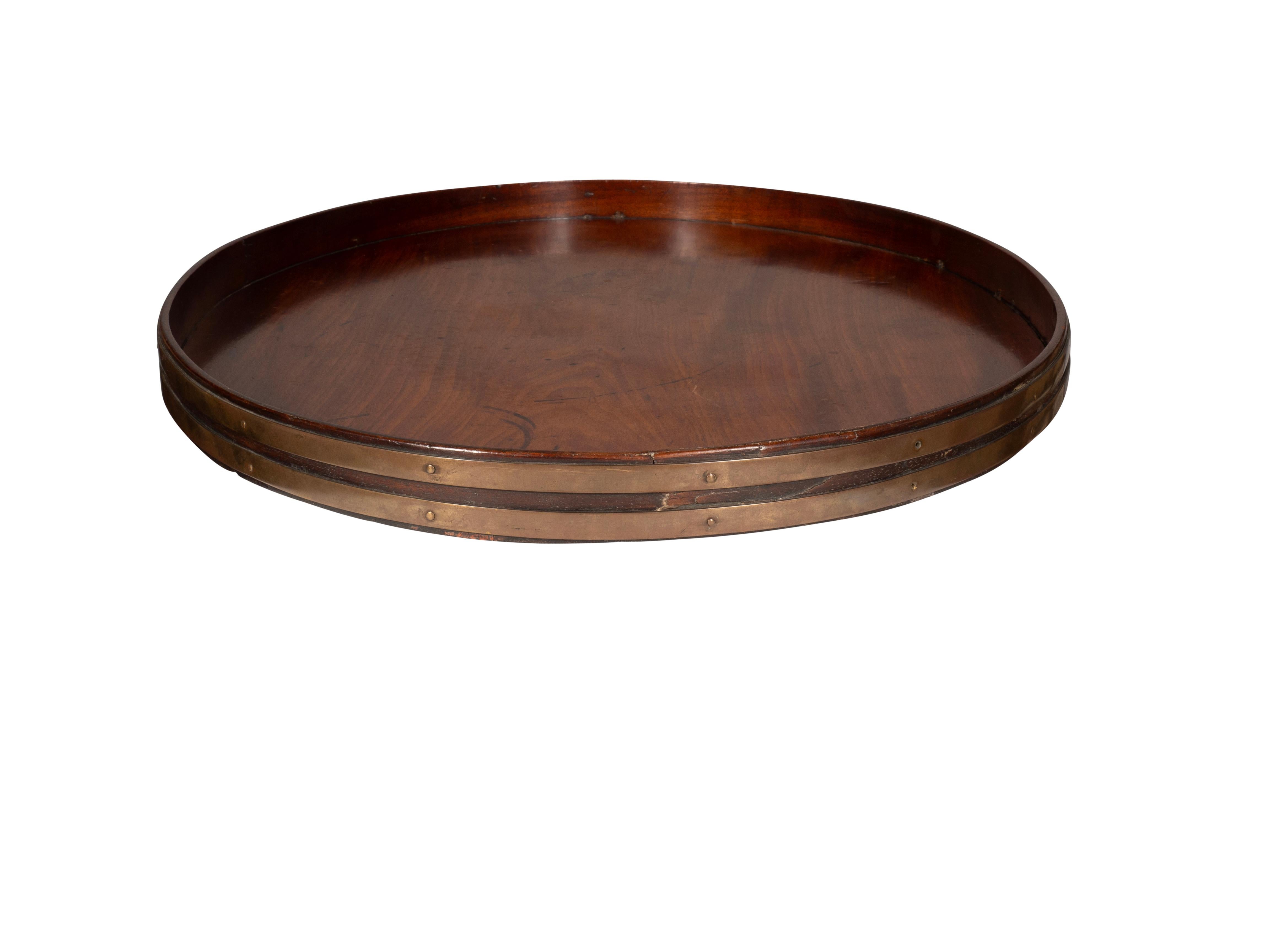 Ottone Vassoio ovale Regency in mogano e ottone legato in vendita
