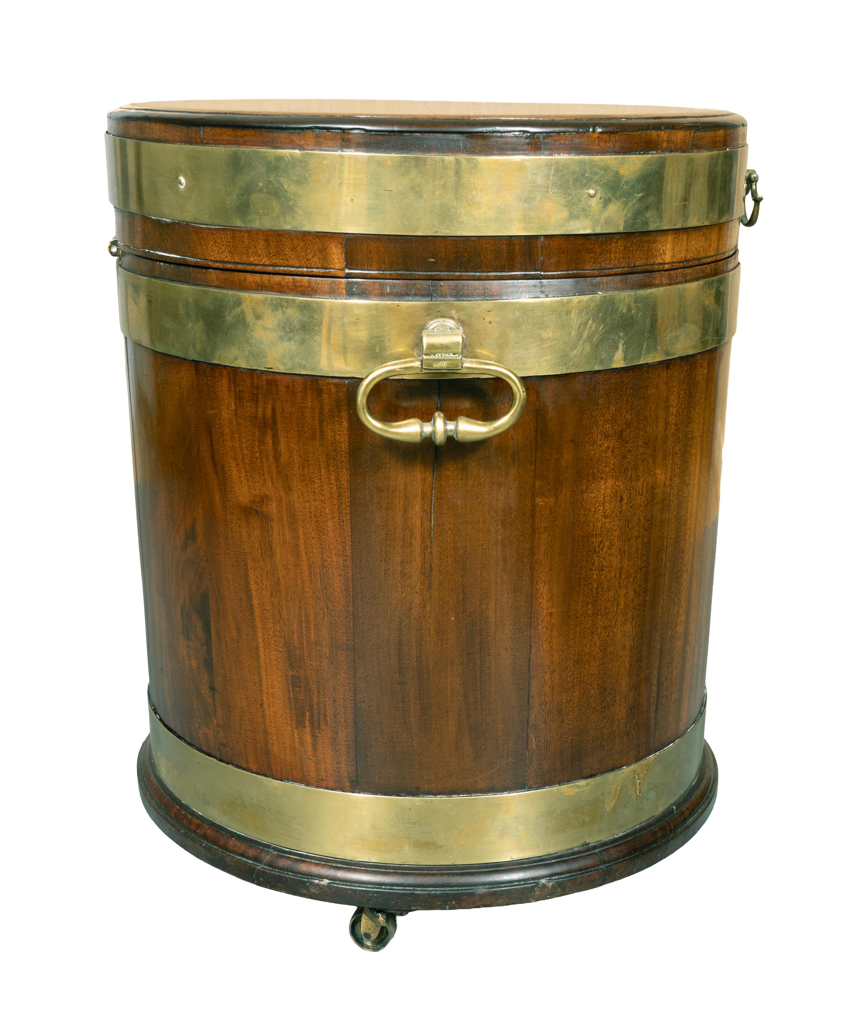 Anglais Rafraîchisseur à vin Regency en acajou et laiton en vente