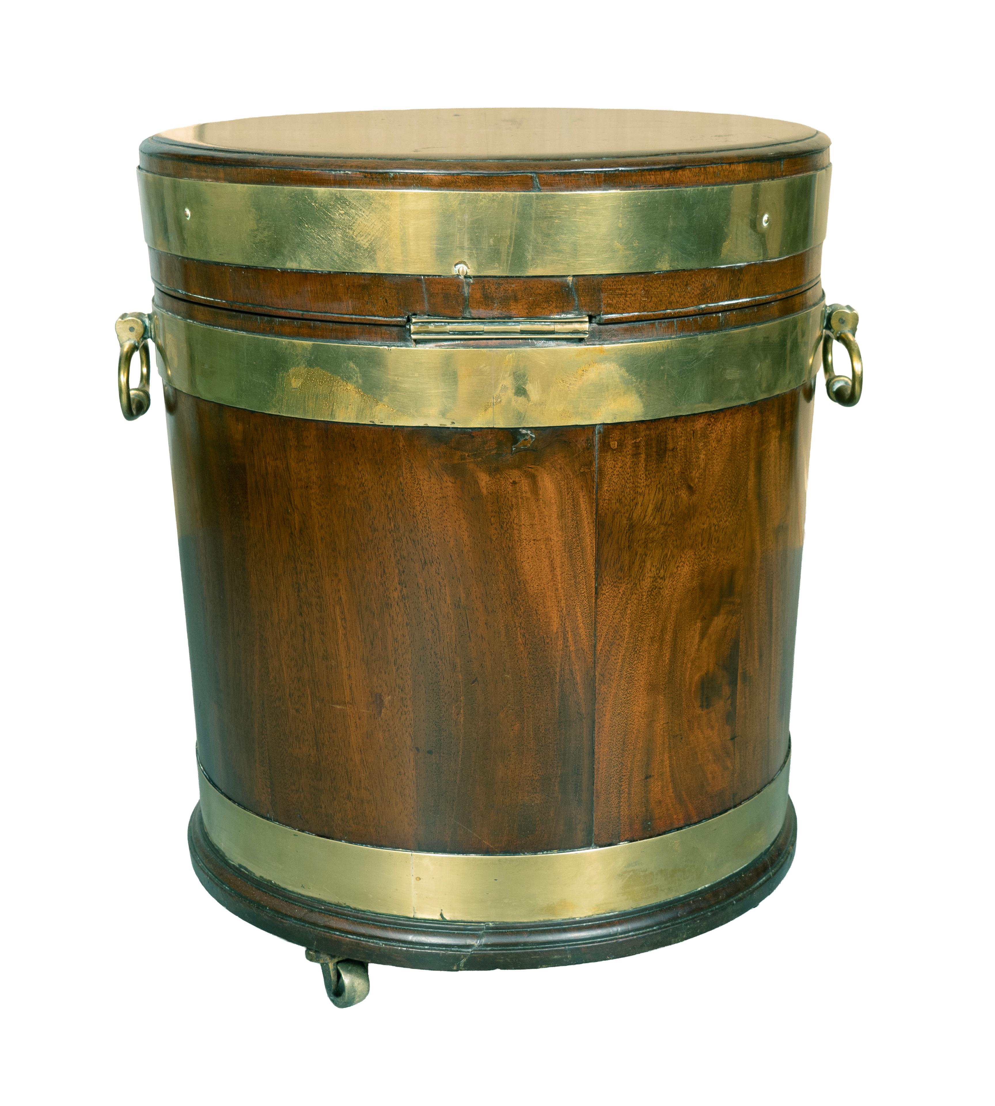 Rafraîchisseur à vin Regency en acajou et laiton Bon état - En vente à Essex, MA