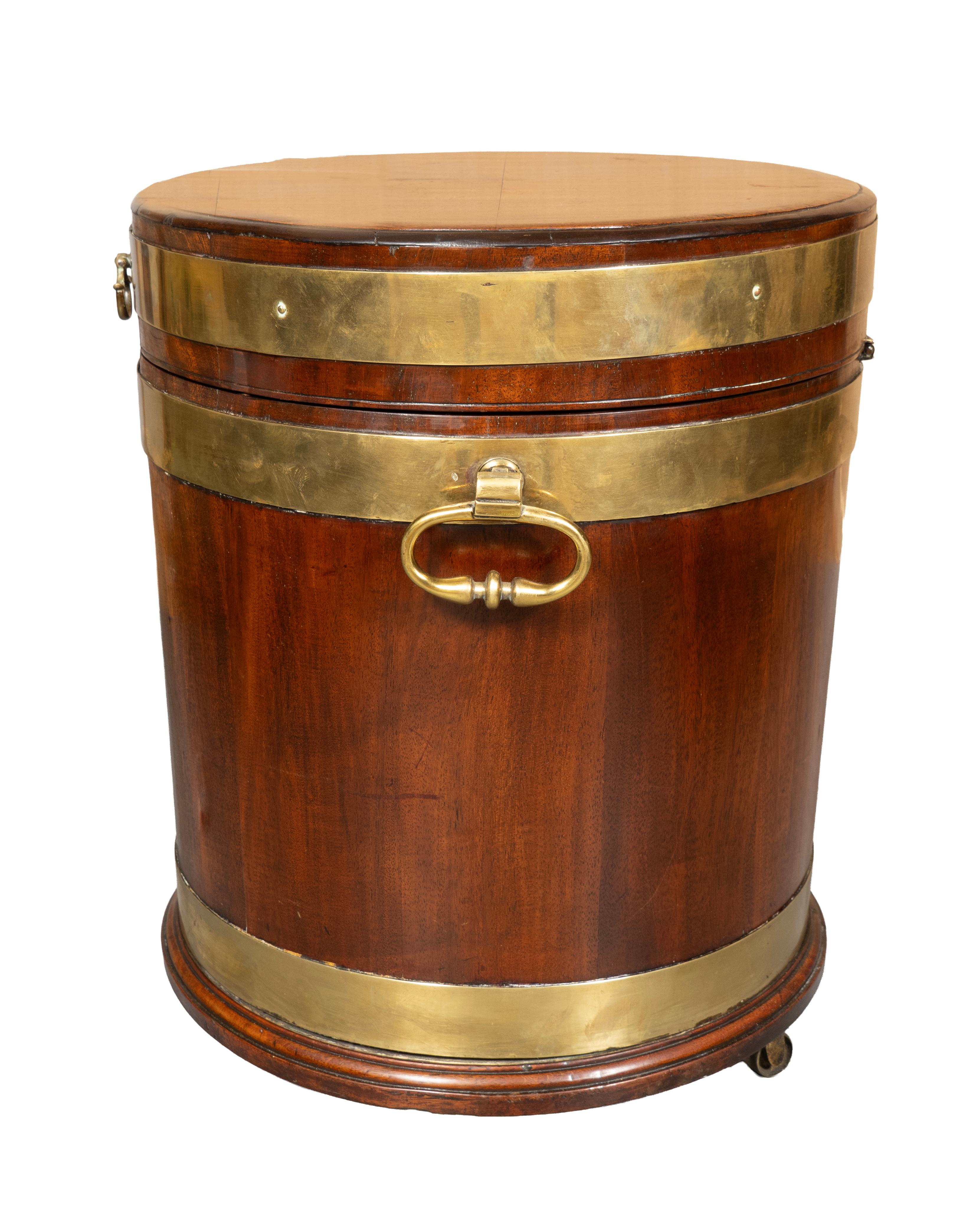 XIXe siècle Rafraîchisseur à vin Regency en acajou et laiton en vente