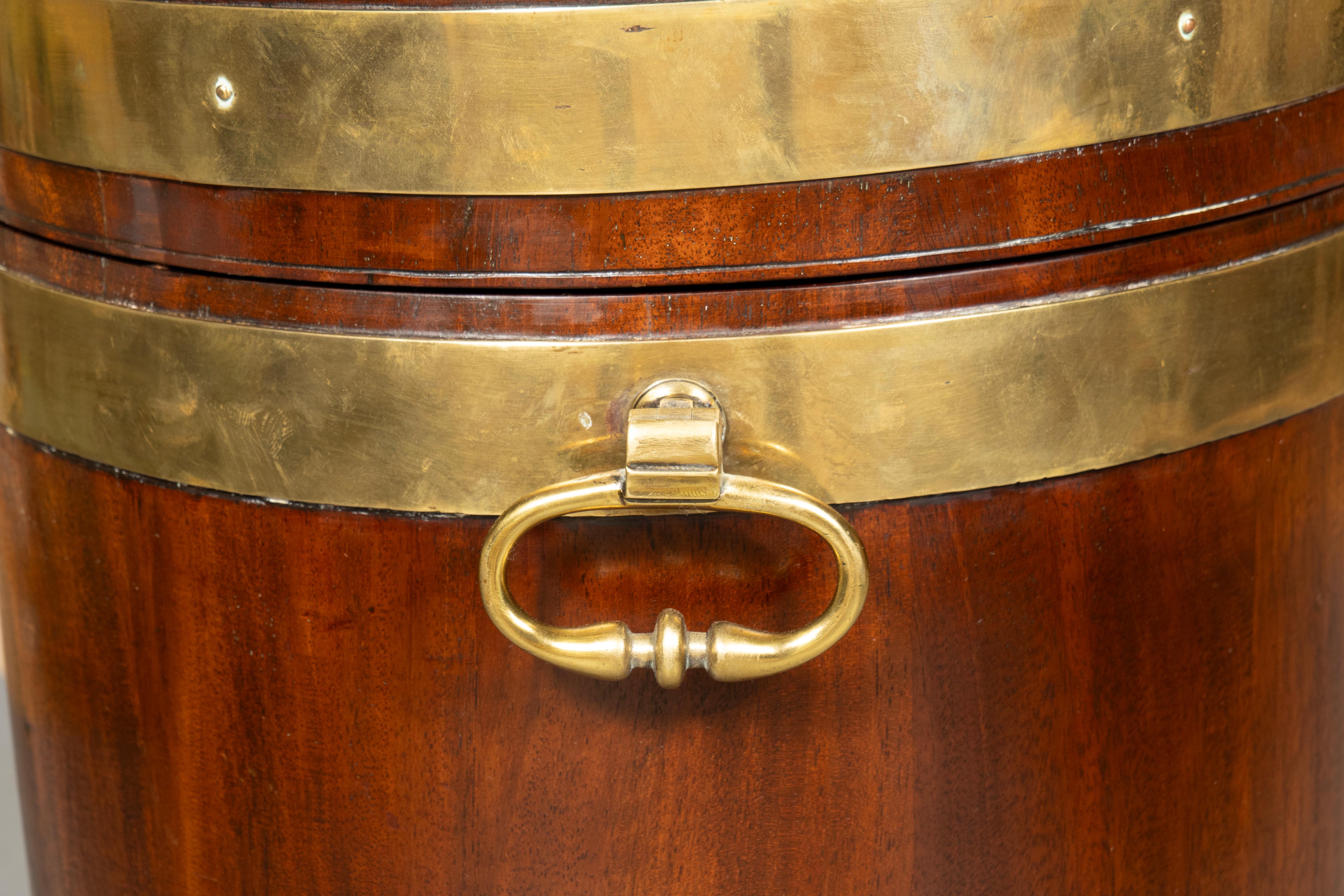 Laiton Rafraîchisseur à vin Regency en acajou et laiton en vente