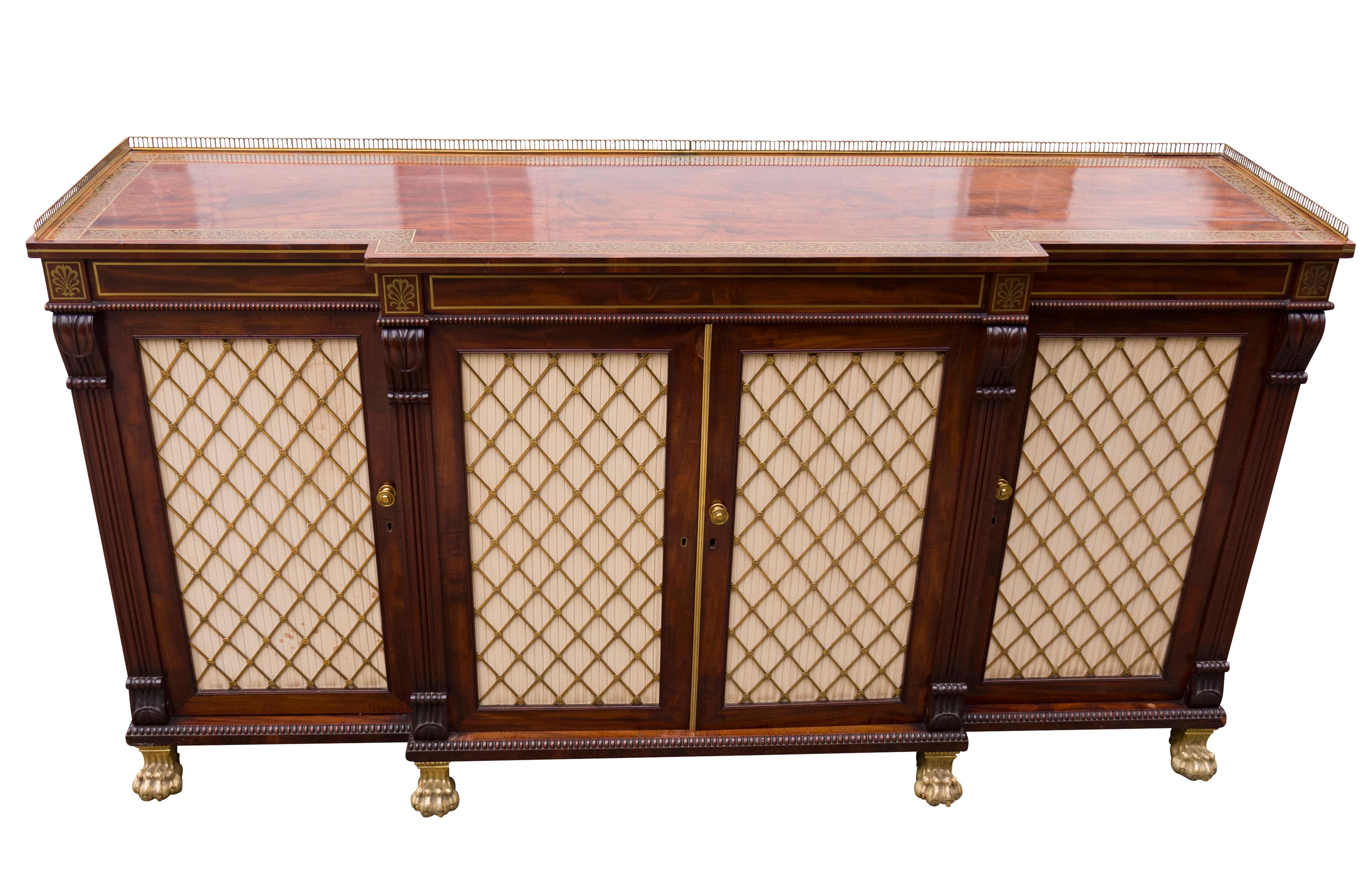 Piano rettangolare con bordo intarsiato in ottone e galleria a 3/4 in ottone su una coppia di ante a griglia in ottone affiancate da una porta. Piedini in ottone.

 Da Westport House, Contea di Mayo, Irlanda. Westport fu progettata dal celebre