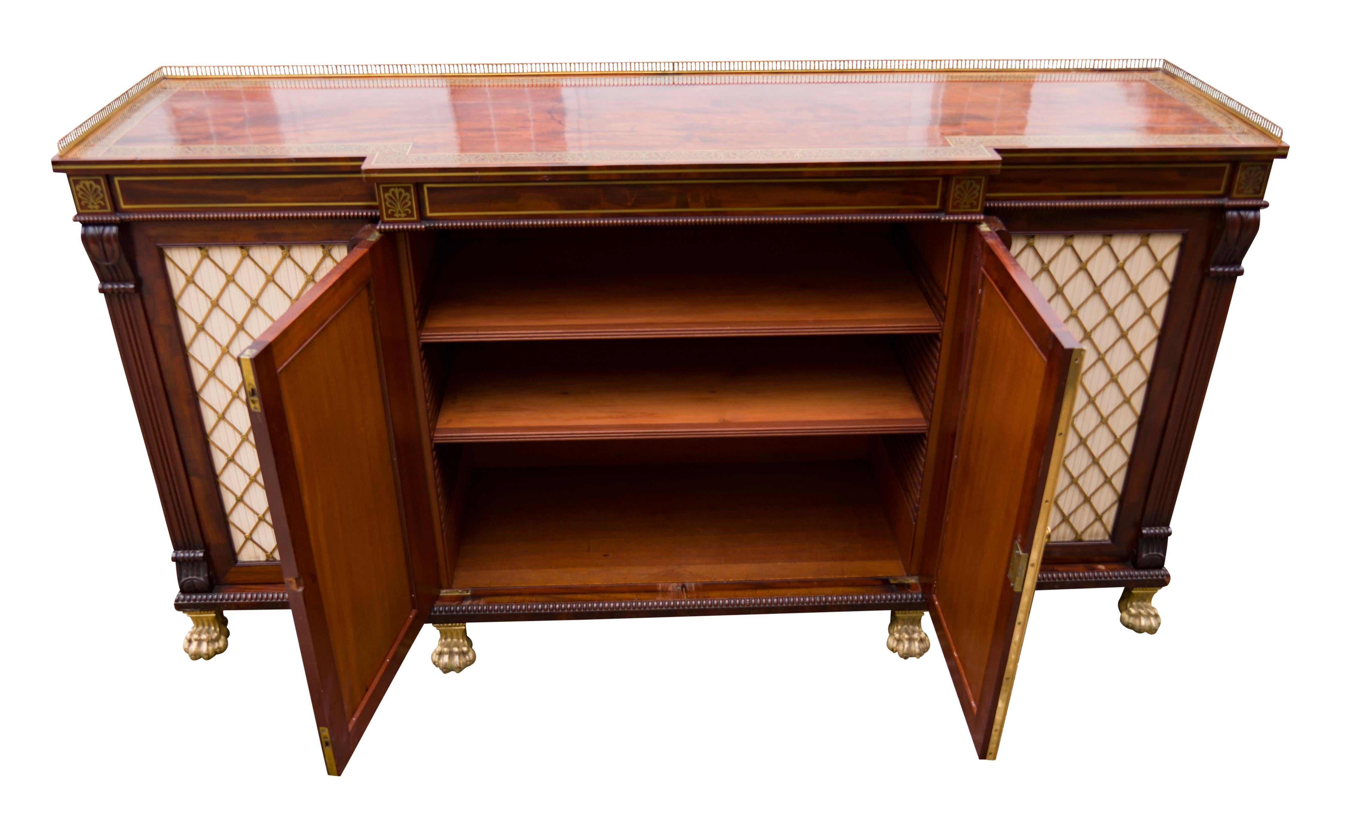 Inglese Credenza Regency in mogano e ottone intarsiato proveniente da Westport House, Irlanda in vendita