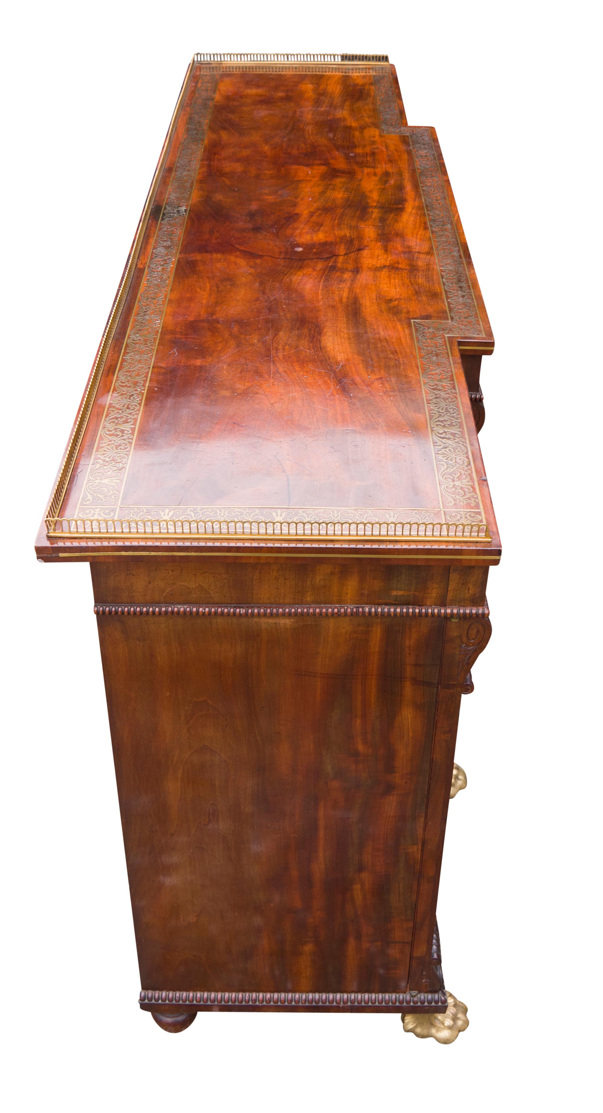 Credenza Regency in mogano e ottone intarsiato proveniente da Westport House, Irlanda In condizioni buone in vendita a Essex, MA