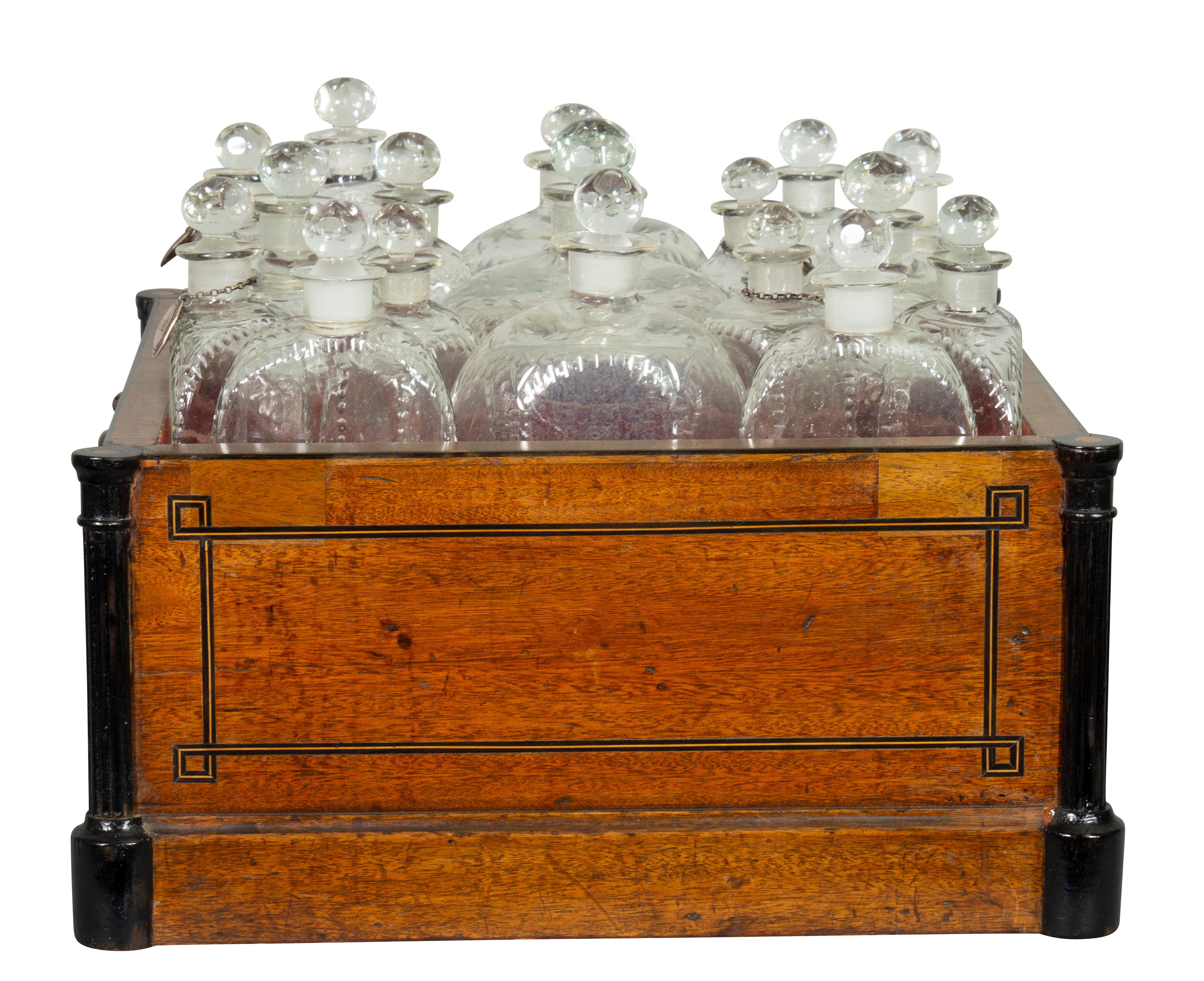 Bottle Caddy aus Mahagoni und Ebenholz mit Intarsien im Regency-Stil (Frühes 19. Jahrhundert) im Angebot