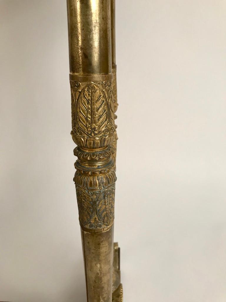 Beistelltisch aus Mahagoni und vergoldeter Bronze im Regency-Stil im Angebot 6