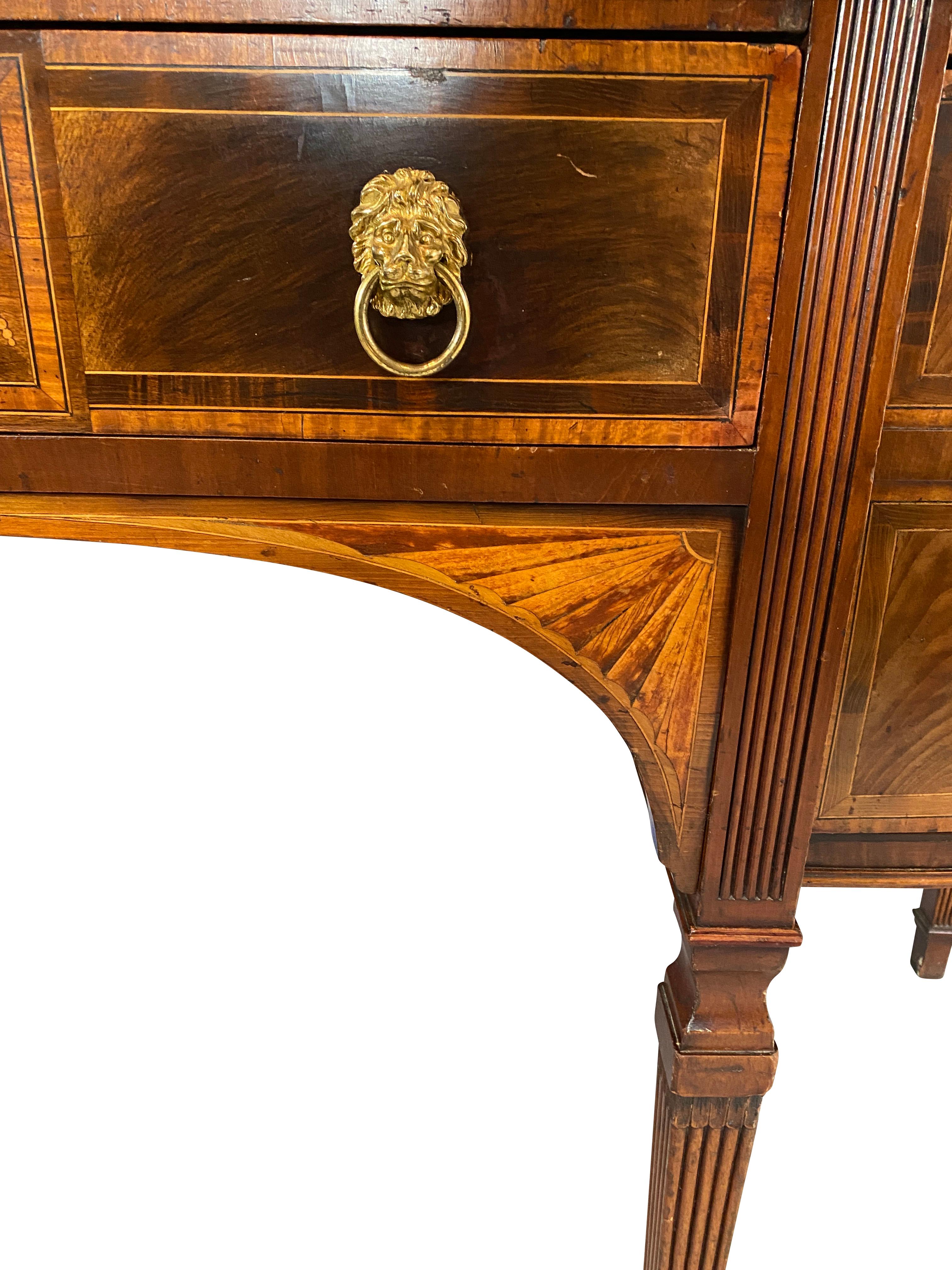 Sideboard aus Mahagoni mit Intarsien im Regency-Stil im Angebot 4