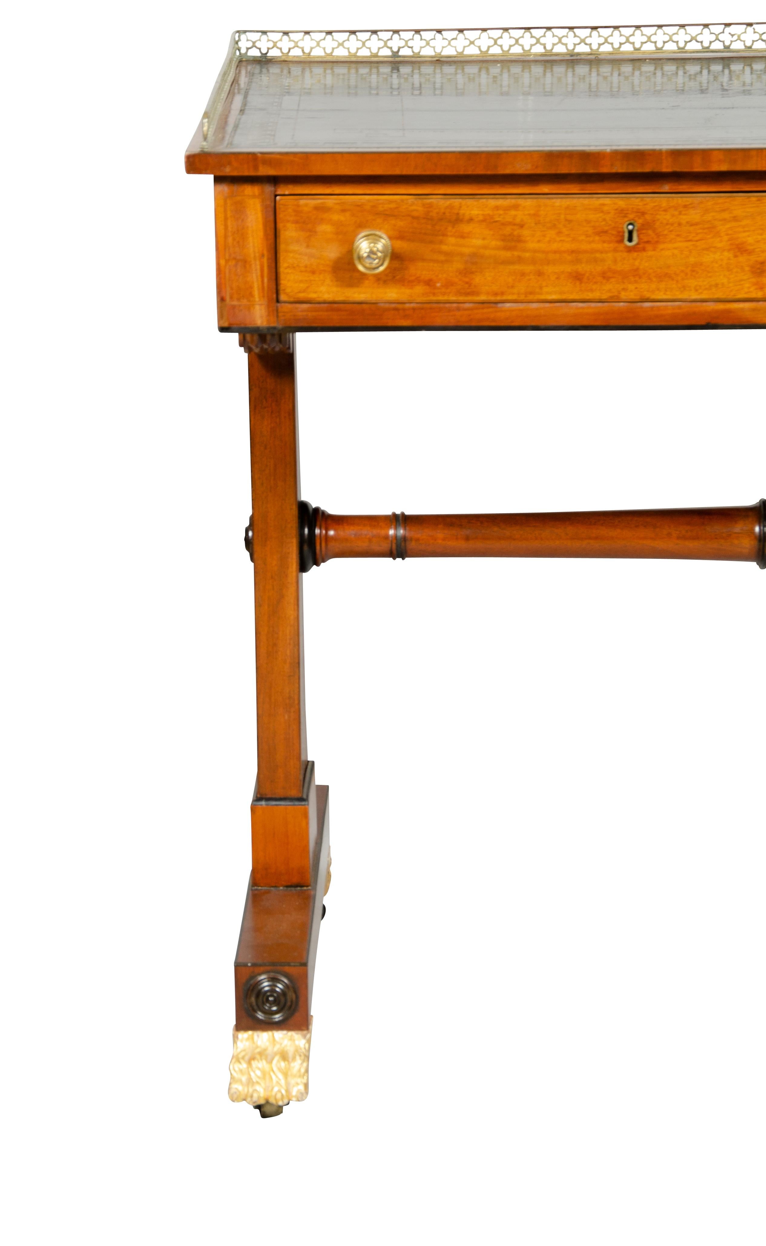 Schreibtisch aus Mahagoni mit Intarsien im Regency-Stil im Angebot 7