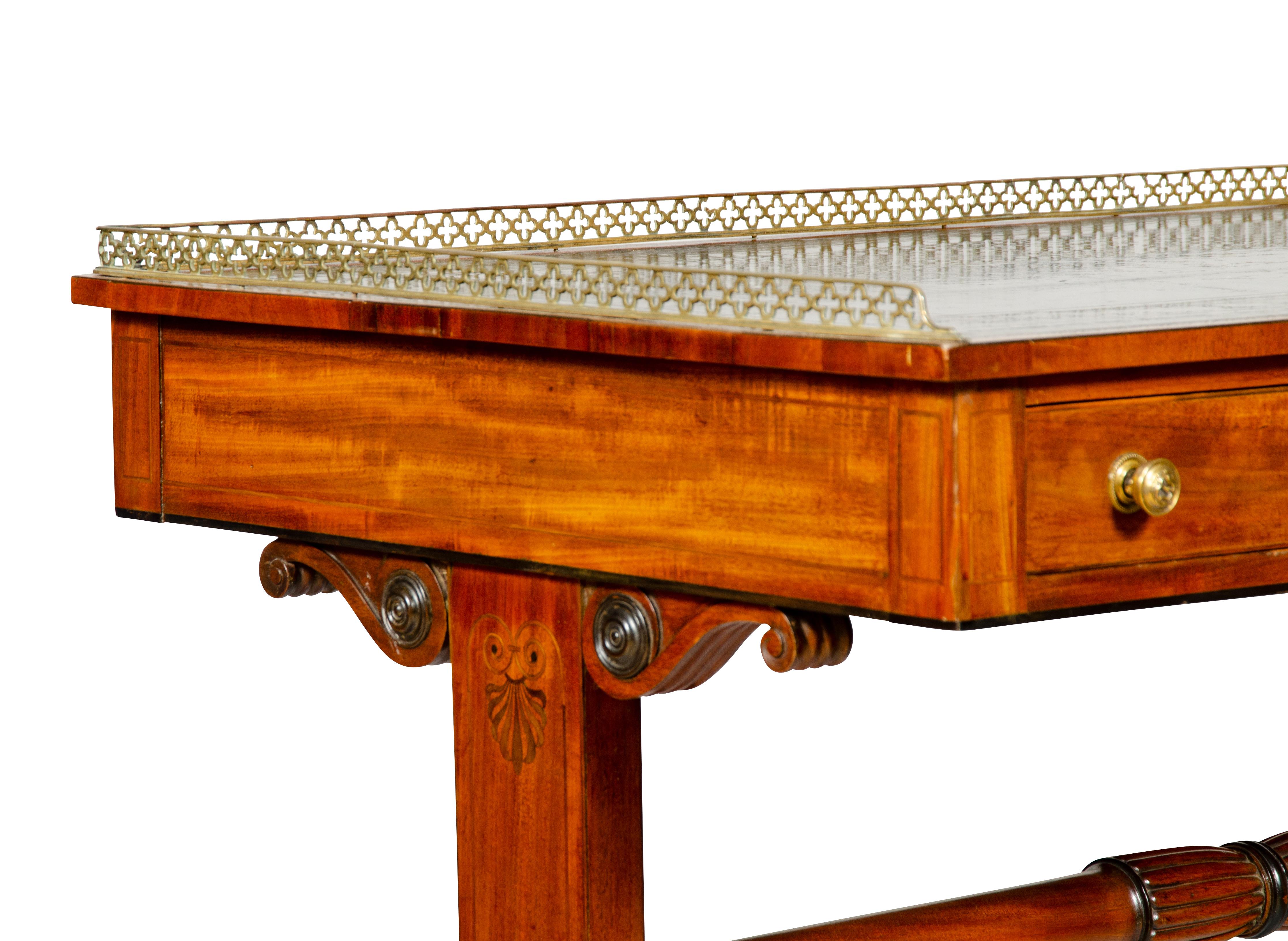 Schreibtisch aus Mahagoni mit Intarsien im Regency-Stil im Angebot 11