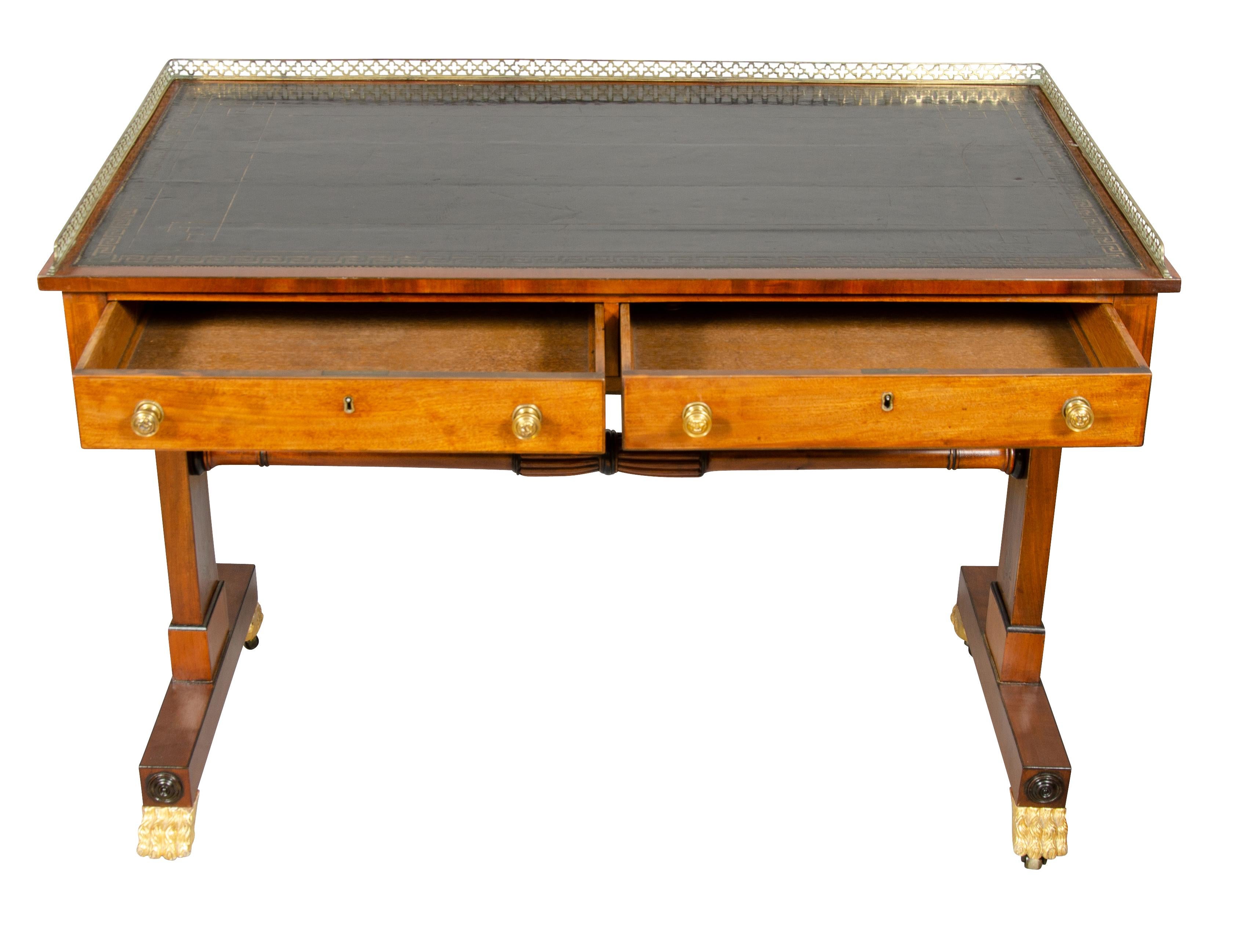 Schreibtisch aus Mahagoni mit Intarsien im Regency-Stil (Englisch) im Angebot