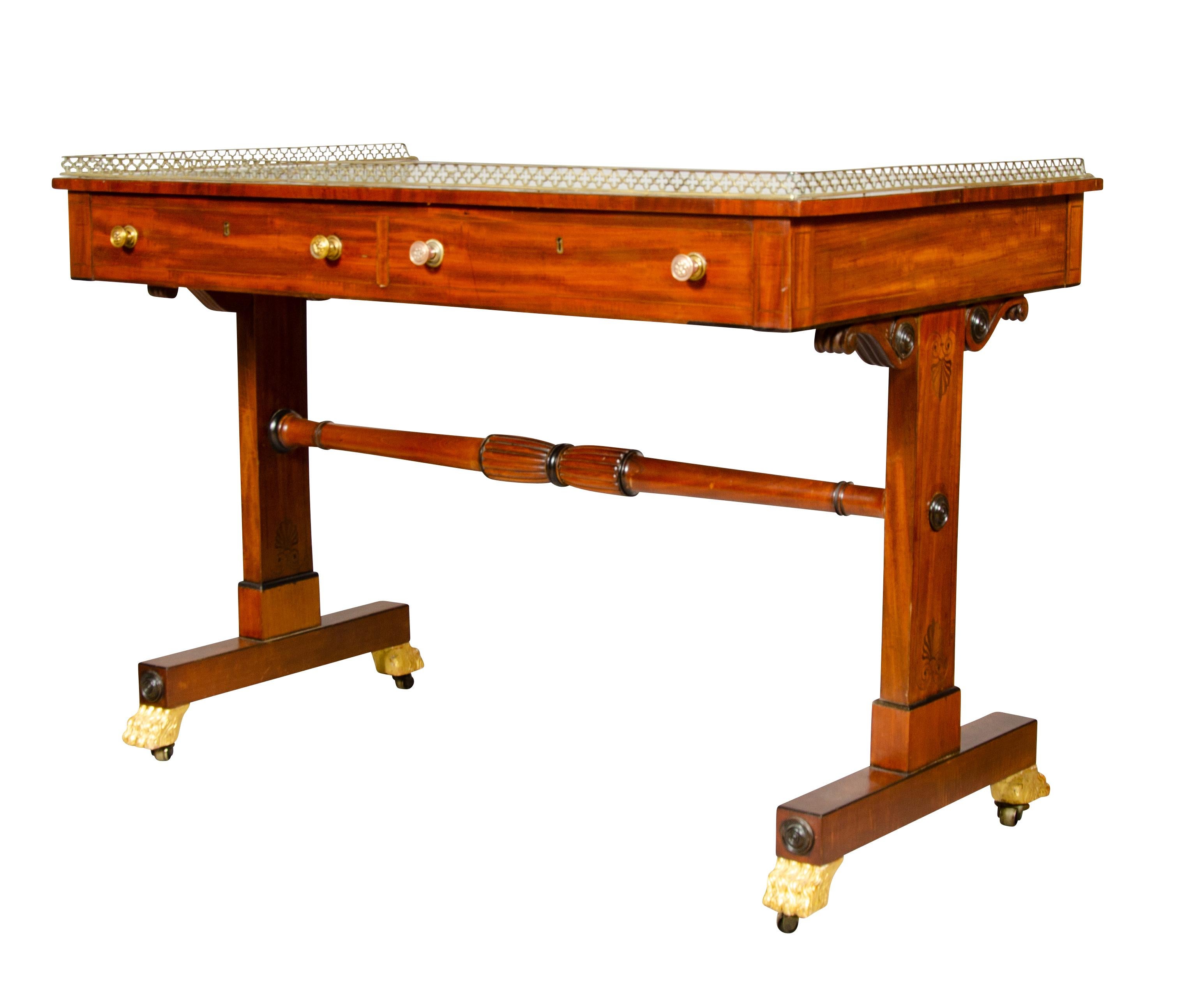 Schreibtisch aus Mahagoni mit Intarsien im Regency-Stil im Angebot 4