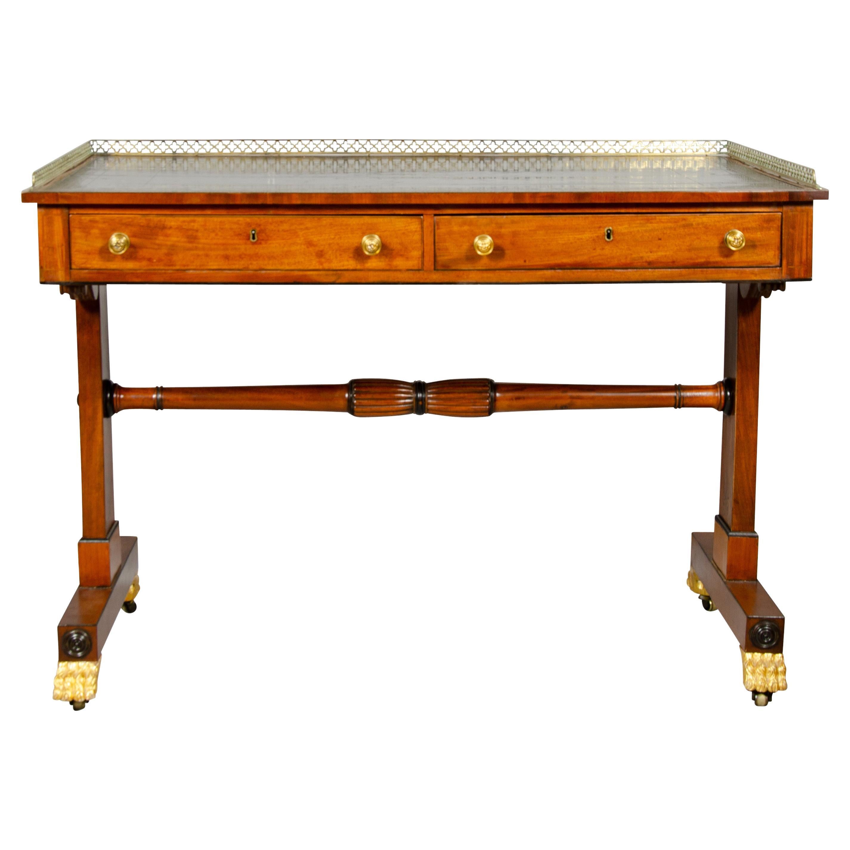 Schreibtisch aus Mahagoni mit Intarsien im Regency-Stil im Angebot