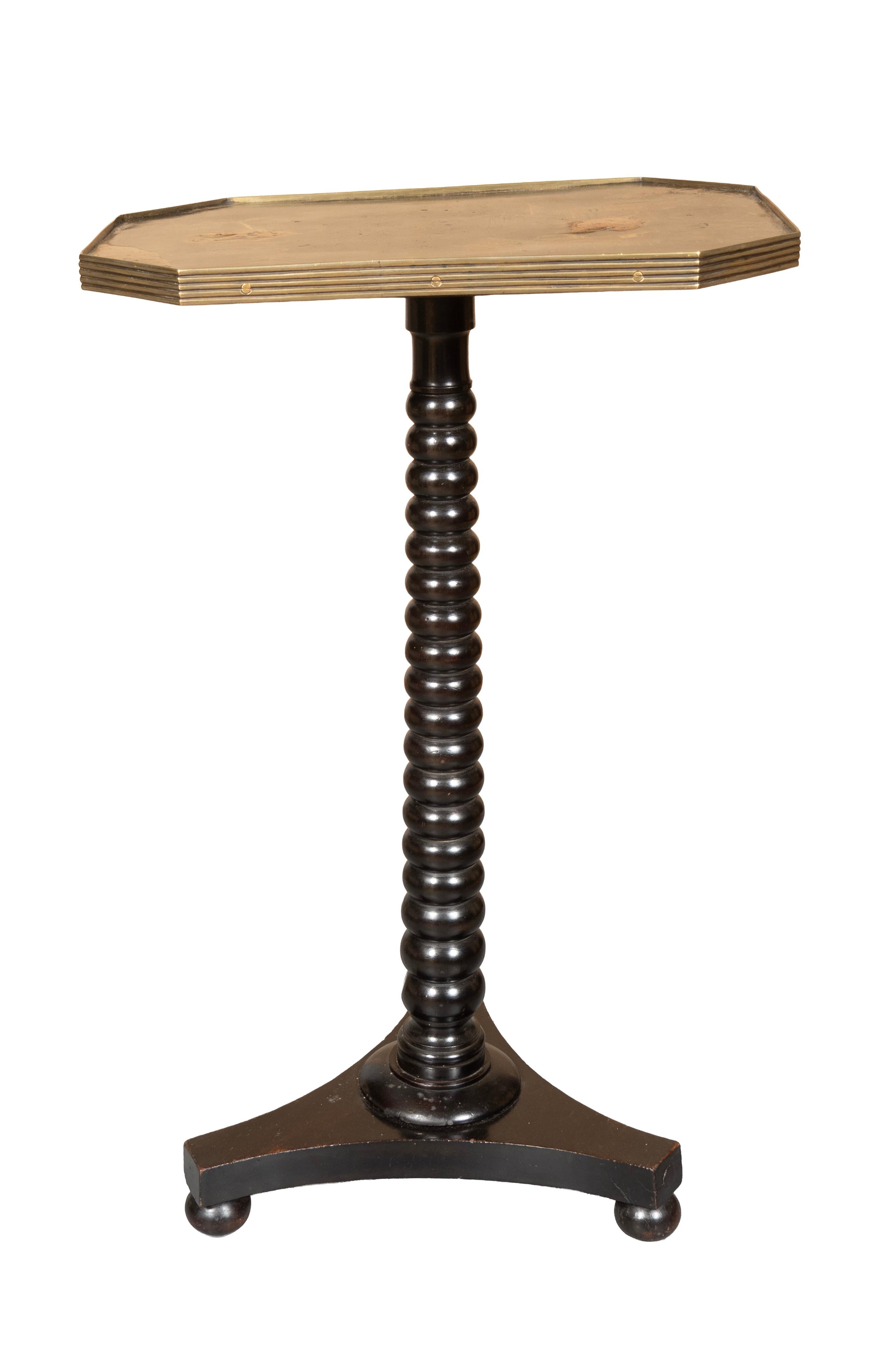 Piano rettangolare decorato a cineserie con angoli angolati e bordo montato in ottone. Supporto tornito con base tripartita. Piedi a conchiglia.
