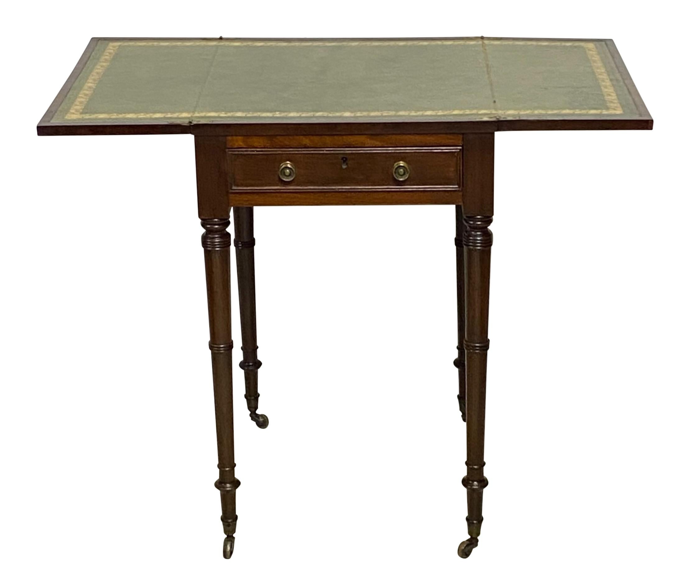 Eine gute Regency-Periode Mahagoni klappbar Arbeit / Beistelltisch mit eingefügten zuckerhaltigen Lederoberfläche.
England, Anfang des 19. Jahrhunderts.
Wenn der Tisch geöffnet ist, misst die Breite 35,5 Zoll.
 