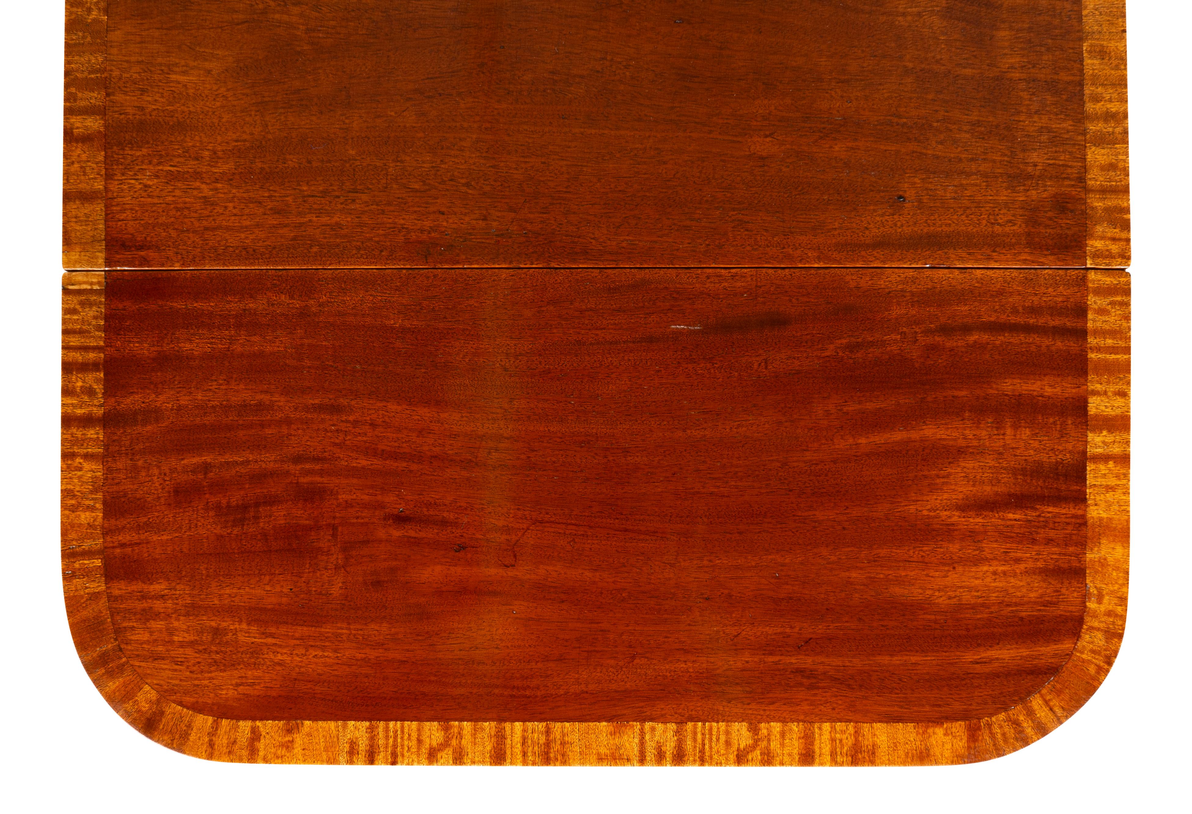 Table de salon Regency en acajou et bois satiné en vente 12