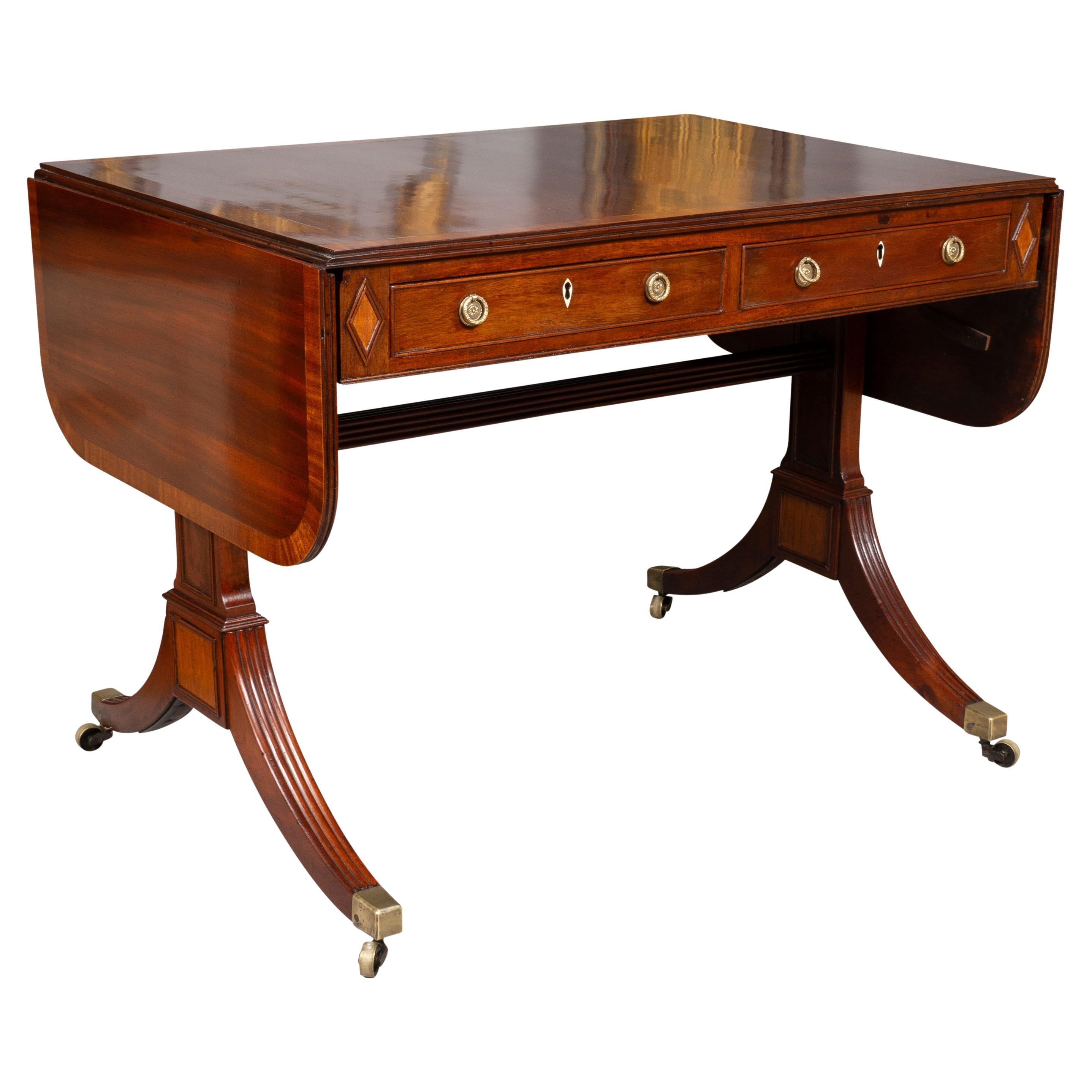 Table de salon Regency en acajou et bois satiné en vente