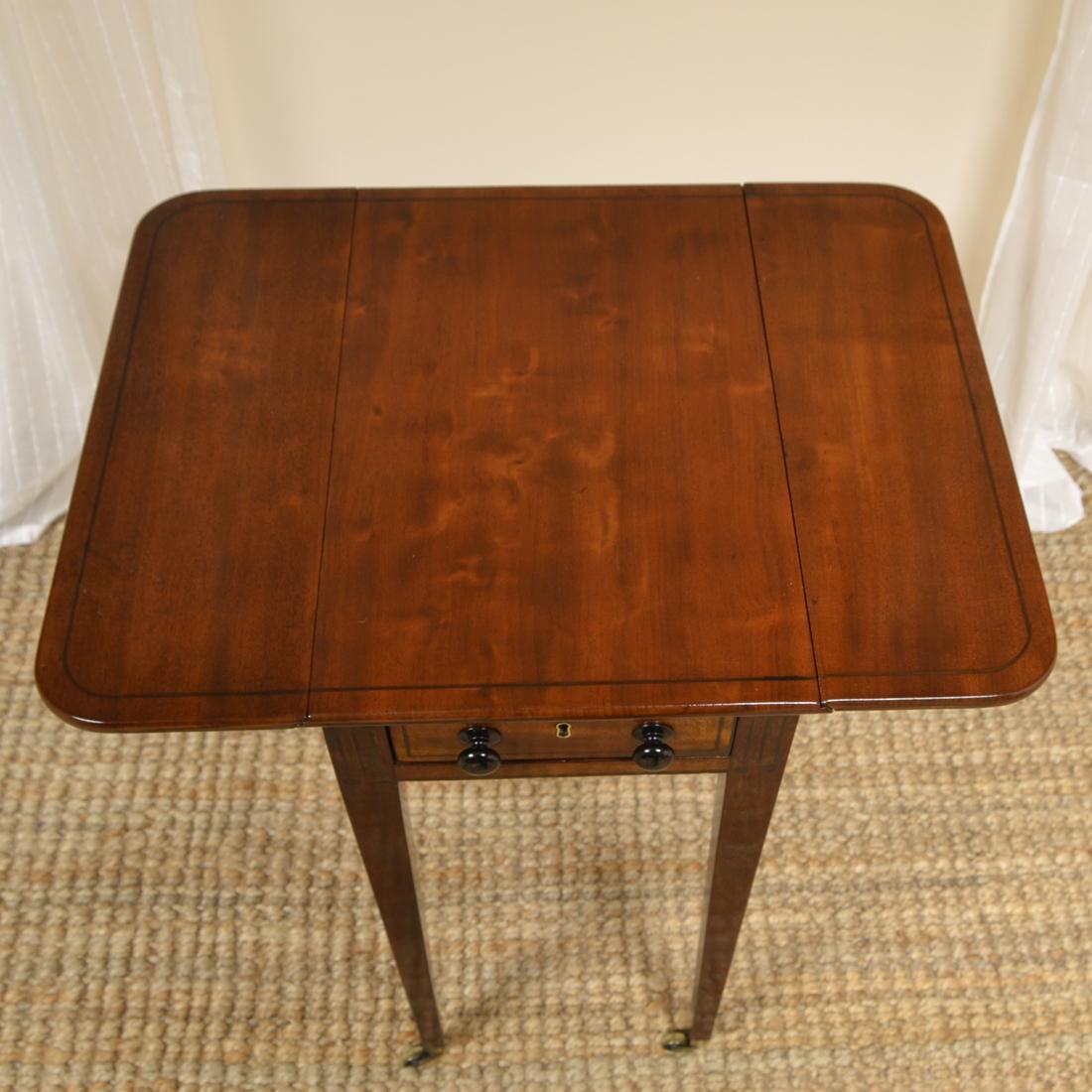 Regency Mahogany Antique Baby Pembroke Table im Zustand „Gut“ in Link 59 Business Park, Clitheroe