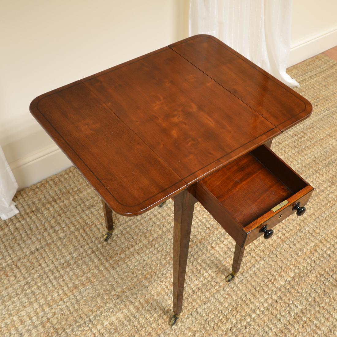 Regency Mahogany Antique Baby Pembroke Table (Frühes 19. Jahrhundert)