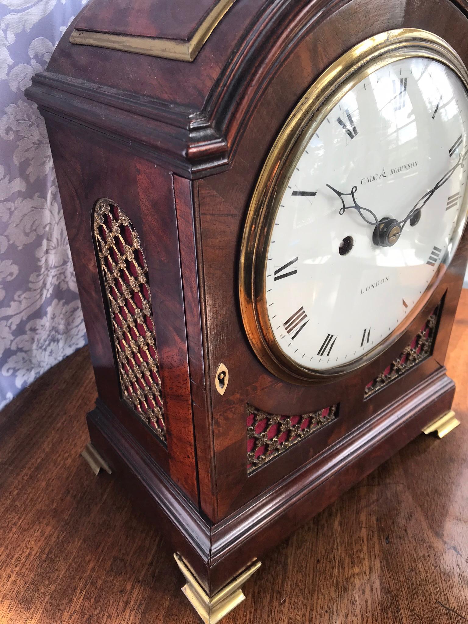 George III Ancienne horloge à support arqué en acajou de style Régence par Cade & Robinson de Londres en vente