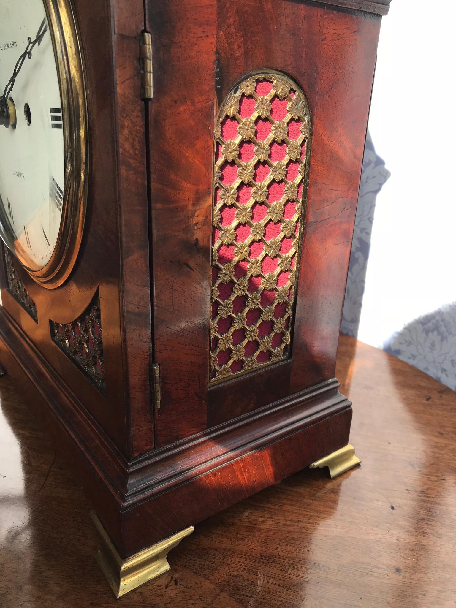 Britannique Ancienne horloge à support arqué en acajou de style Régence par Cade & Robinson de Londres en vente