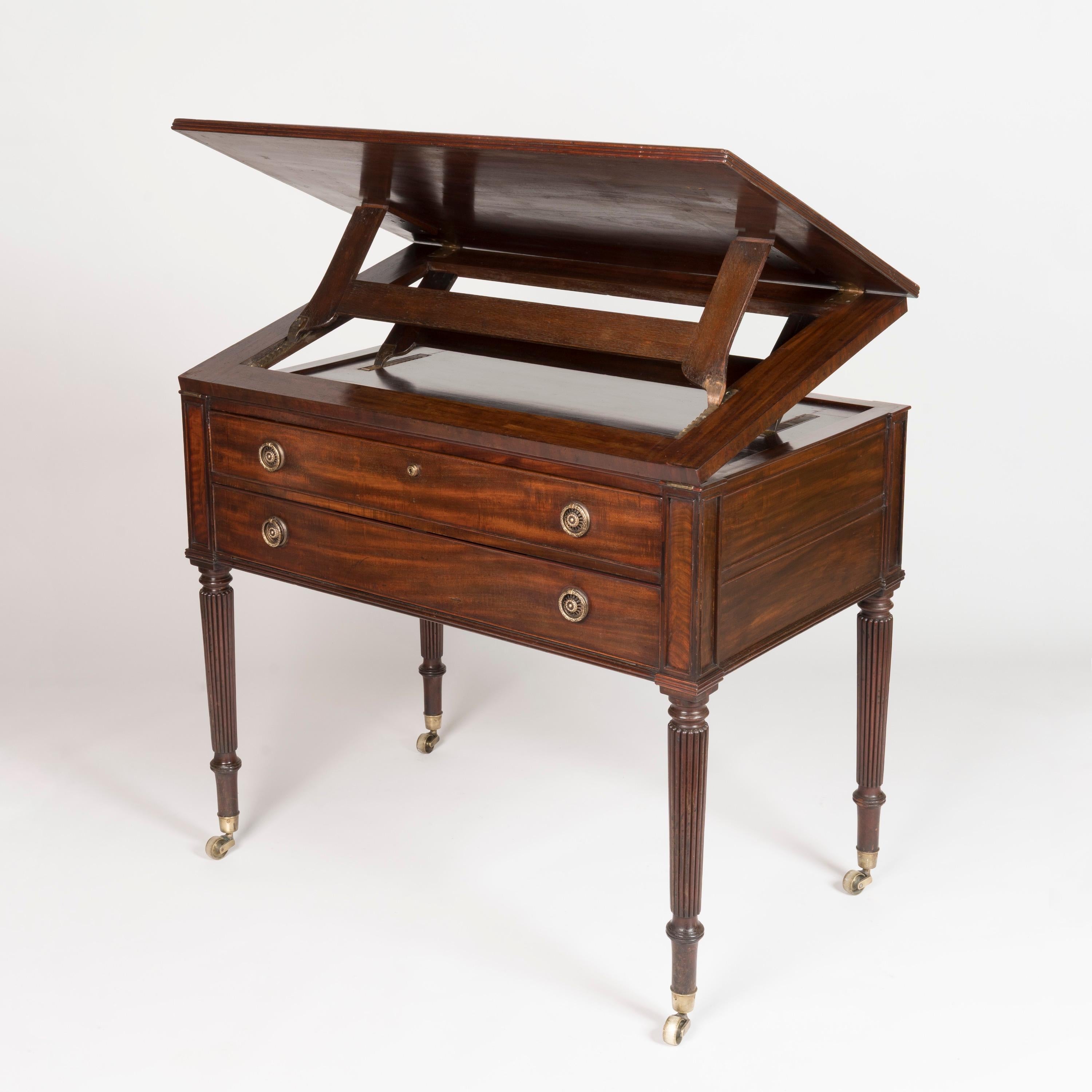 Cette exceptionnelle table d'architecte Regency, attribuée aux célèbres ateliers Gillows, représente le summum de l'artisanat du mobilier anglais du début du XIXe siècle. Construite en riche acajou de Domingo vers 1815, cette table à écrire sur pied