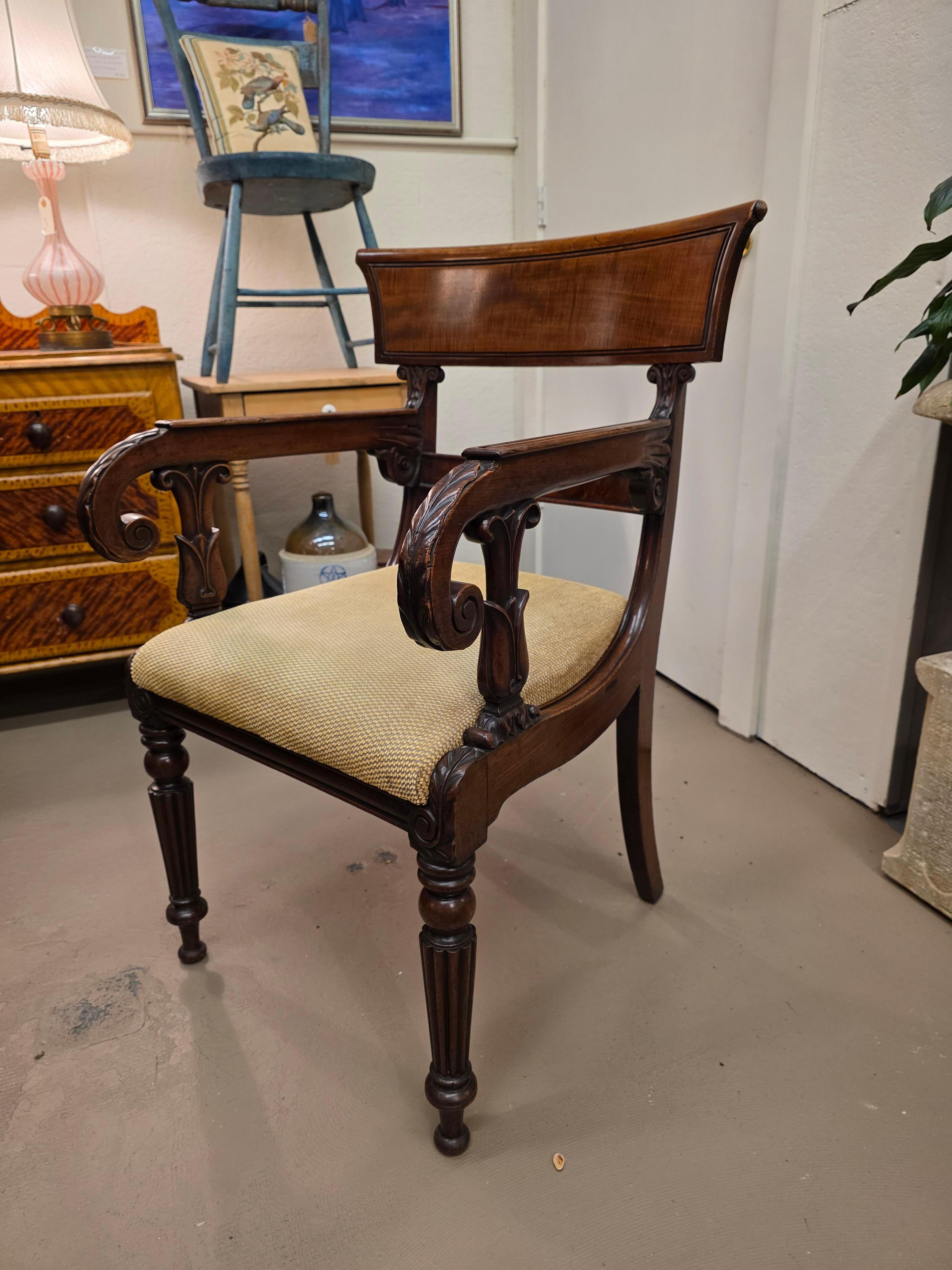 Fait main Chaise à accoudoirs Regency en acajou Circa 1825 en vente