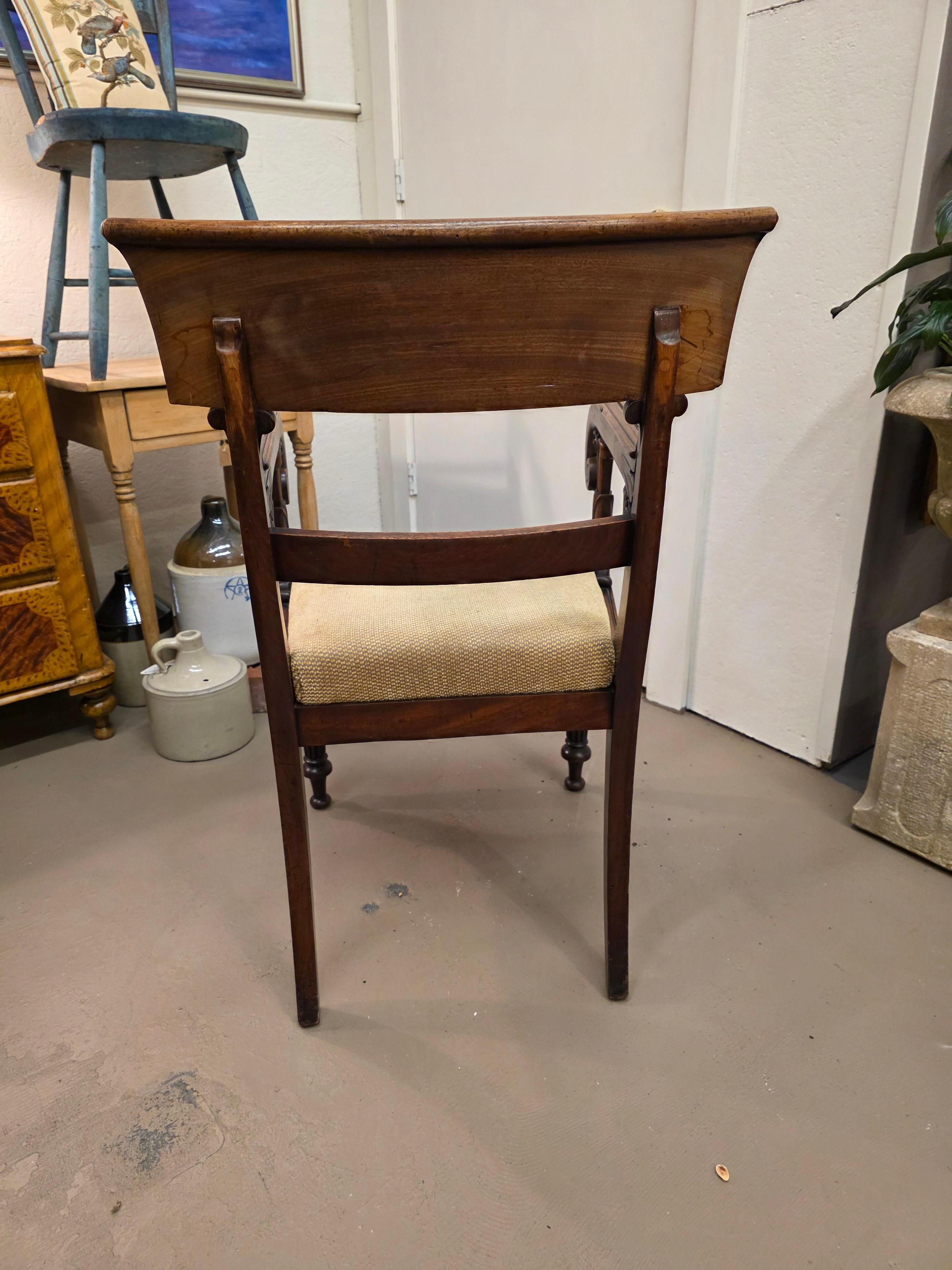 Chaise à accoudoirs Regency en acajou Circa 1825 Bon état - En vente à Hudson, NY