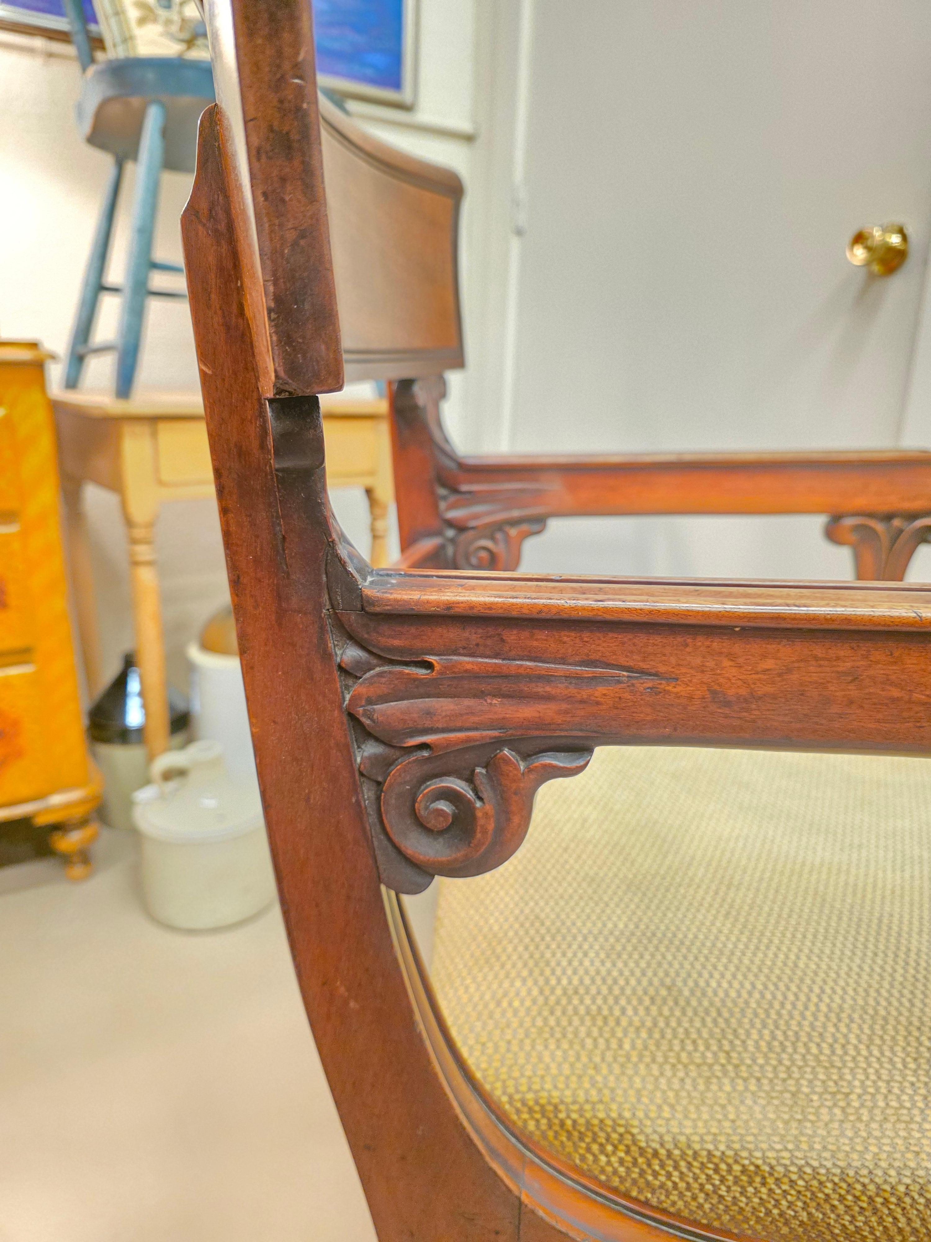 Début du XIXe siècle Chaise à accoudoirs Regency en acajou Circa 1825 en vente