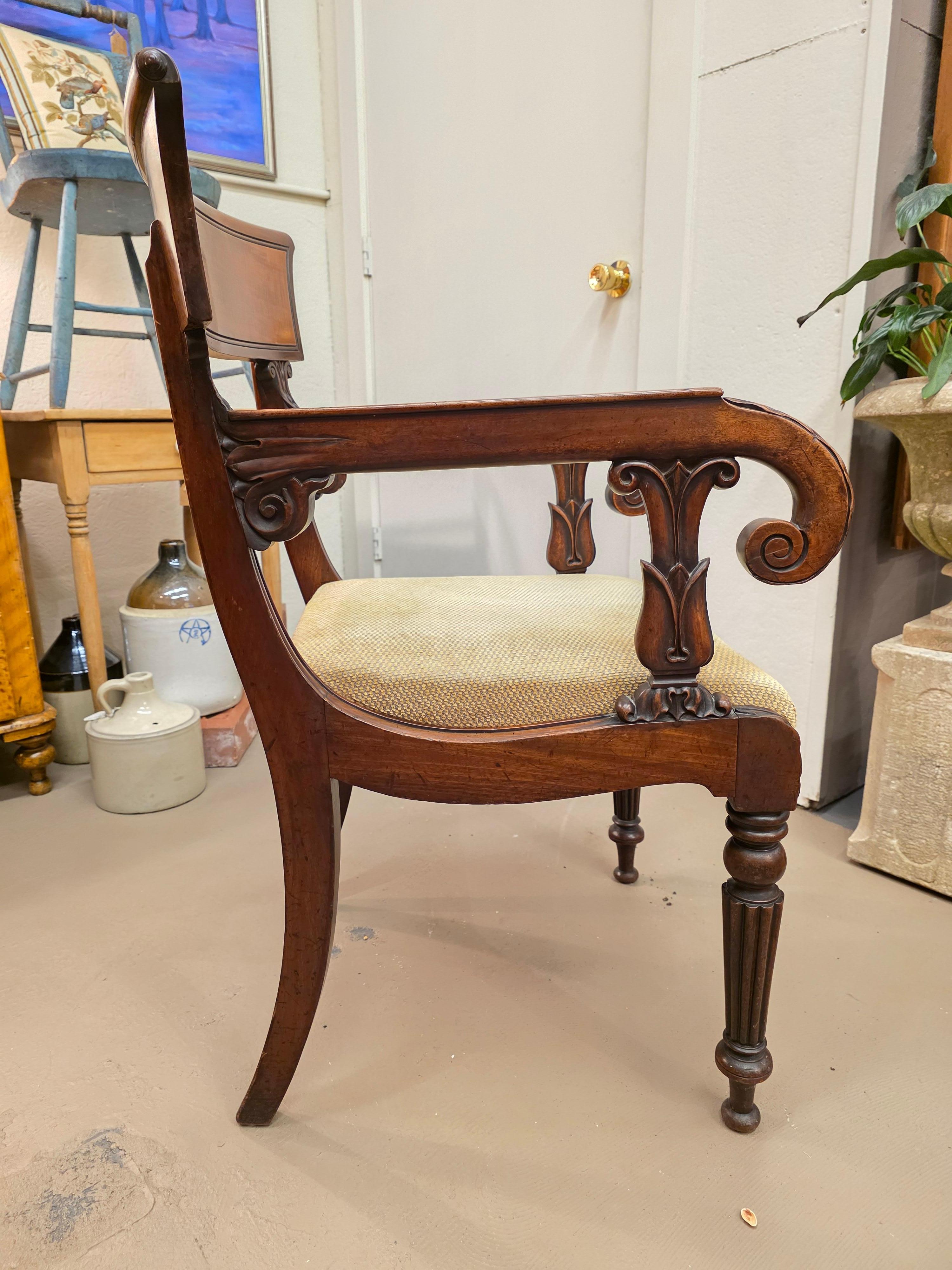 Acajou Chaise à accoudoirs Regency en acajou Circa 1825 en vente