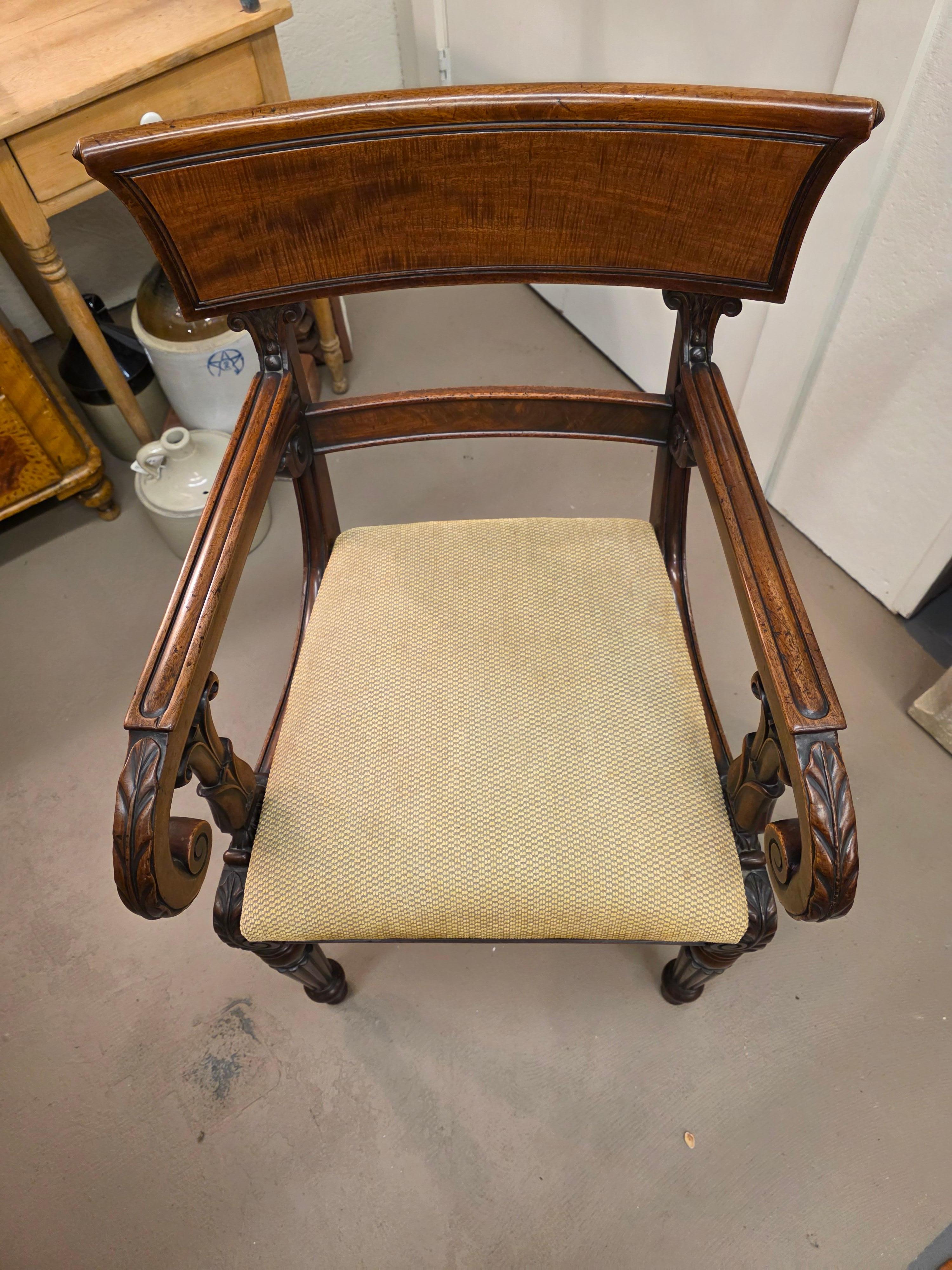 Chaise à accoudoirs Regency en acajou Circa 1825 en vente 2