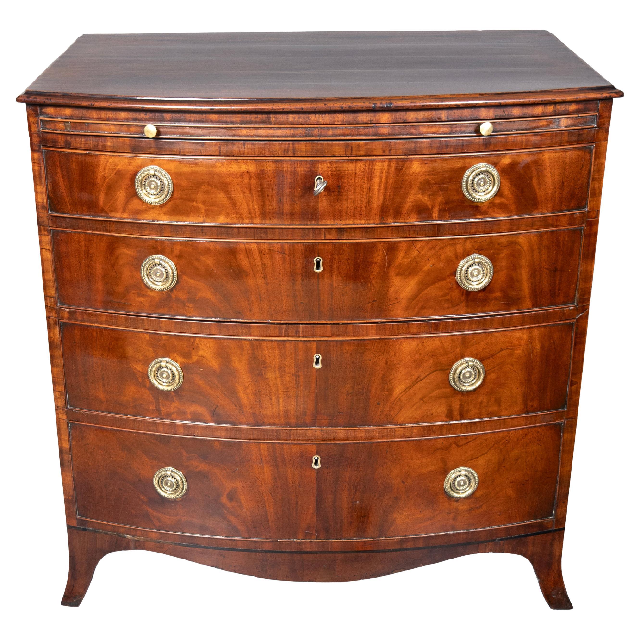 Commode de célibataire en acajou de style Régence en vente