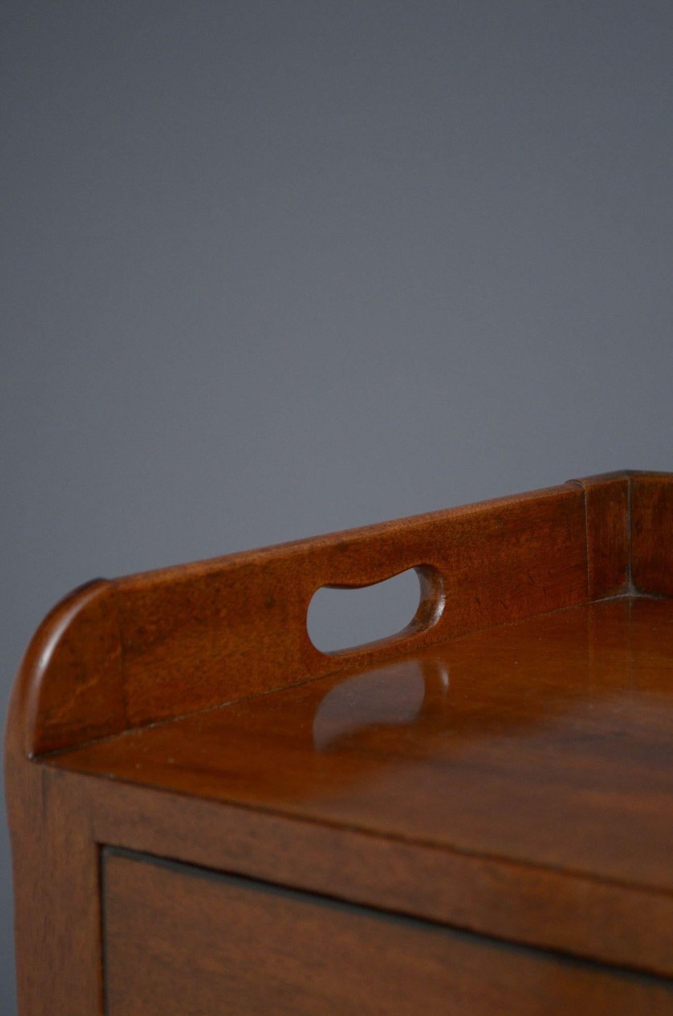 Sn5250 Meuble de chevet Régence en acajou, avec un plateau au-dessus d'une porte de cabinet avec un bord incrusté de cordes et une poignée en laiton, le tout reposant sur des pieds tournés, annelés et effilés. Cette ancienne table de chevet est en