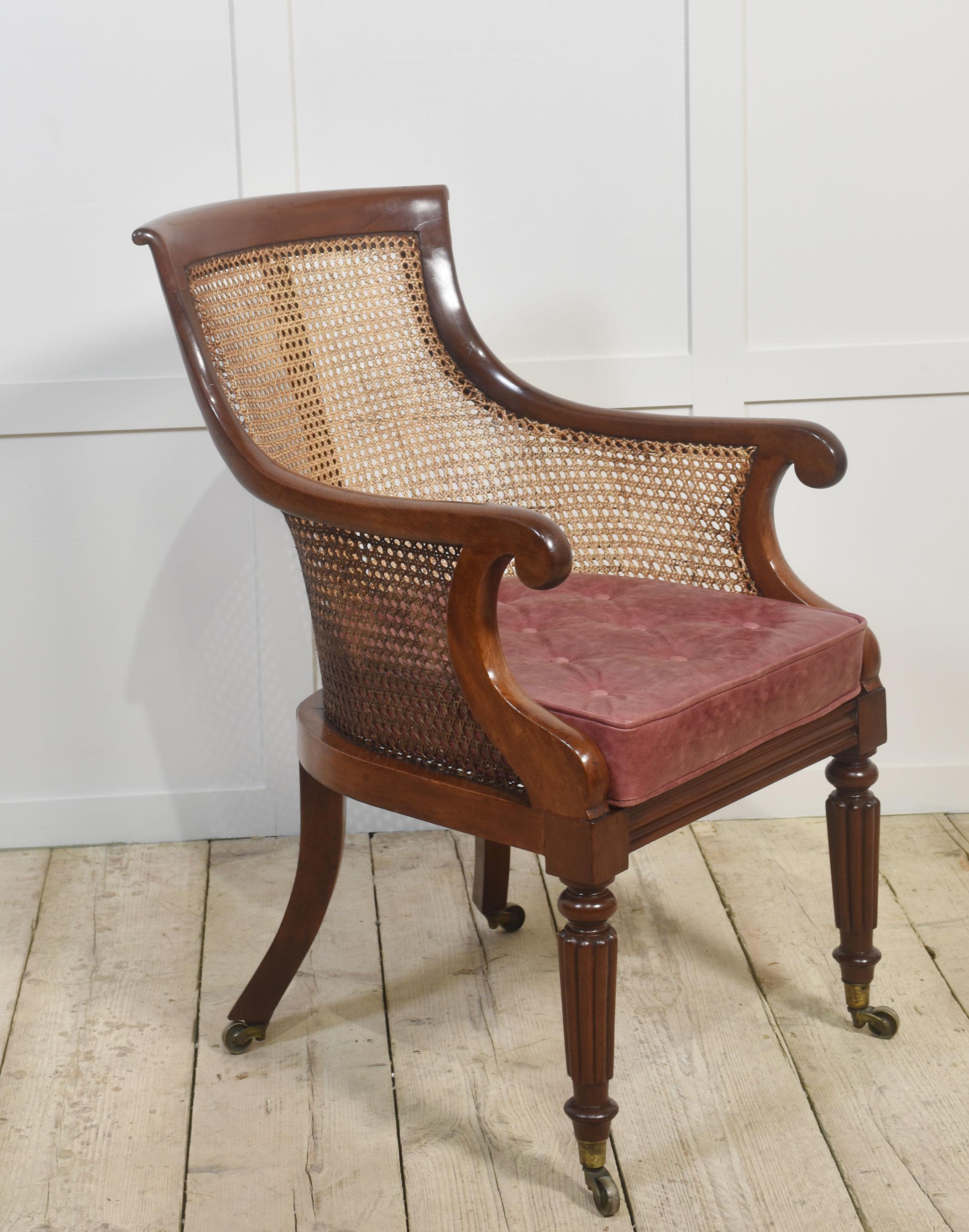 Regency-Periode, bergere Sessel, Bibliothek Stuhl der massiven Mahagoni-Rahmen, mit geformten Kamm Schiene und Scroll Arme mit bergere zurück, Seiten und Sitz mit losen abnehmbaren Kissen. Aufgerichtet auf geriffelten Vorderbeinen und gespreizten