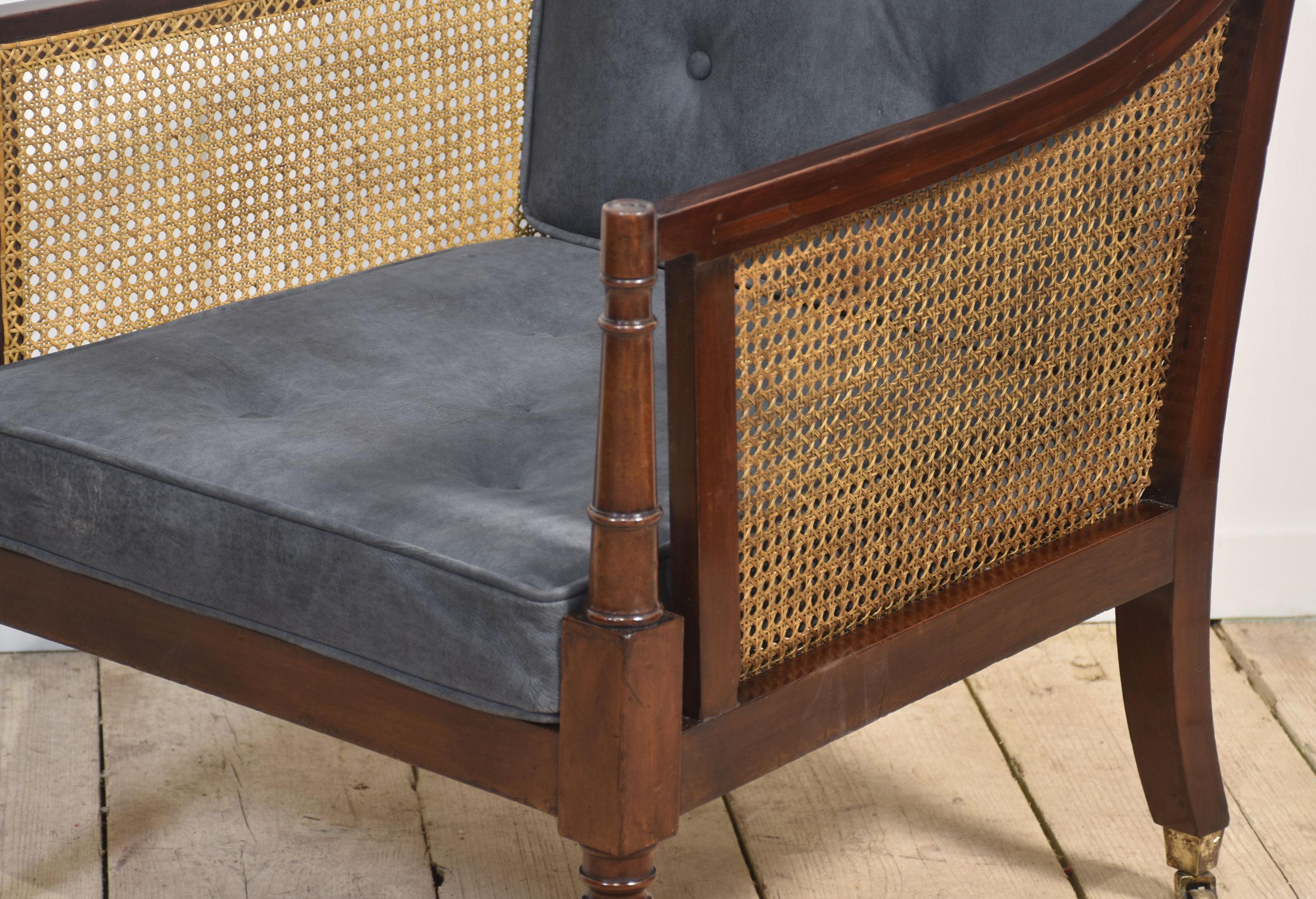 Poltrona bergere del XIX secolo, con struttura in mogano massiccio e schienale e braccioli in bergere con cuscini in pelle rimovibili. Il tutto sollevato su gambe anteriori tornite e affusolate.
Dimensioni
Altezza 41 pollici altezza del sedile 16