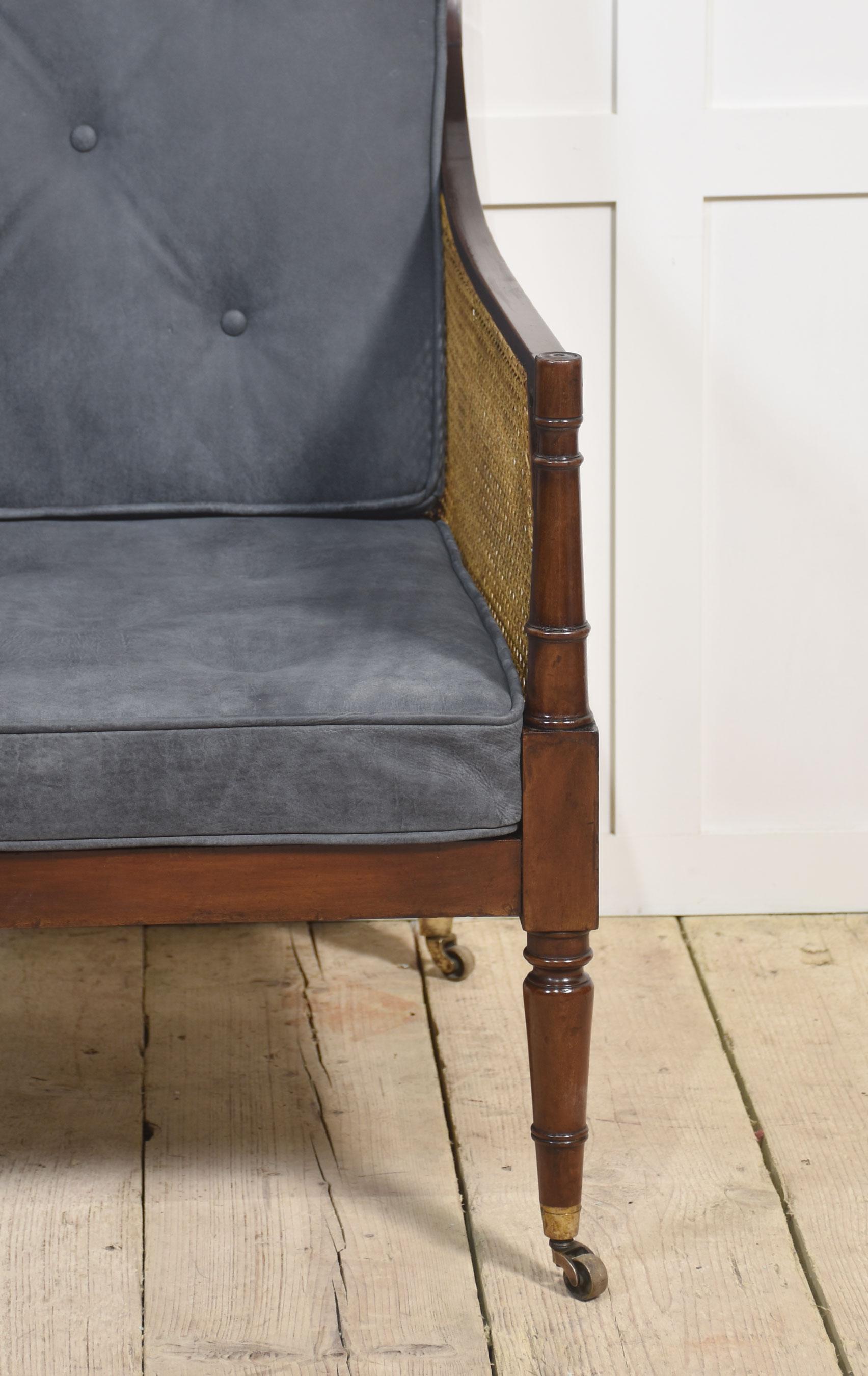 Legno Poltrona bergere Regency in mogano in vendita