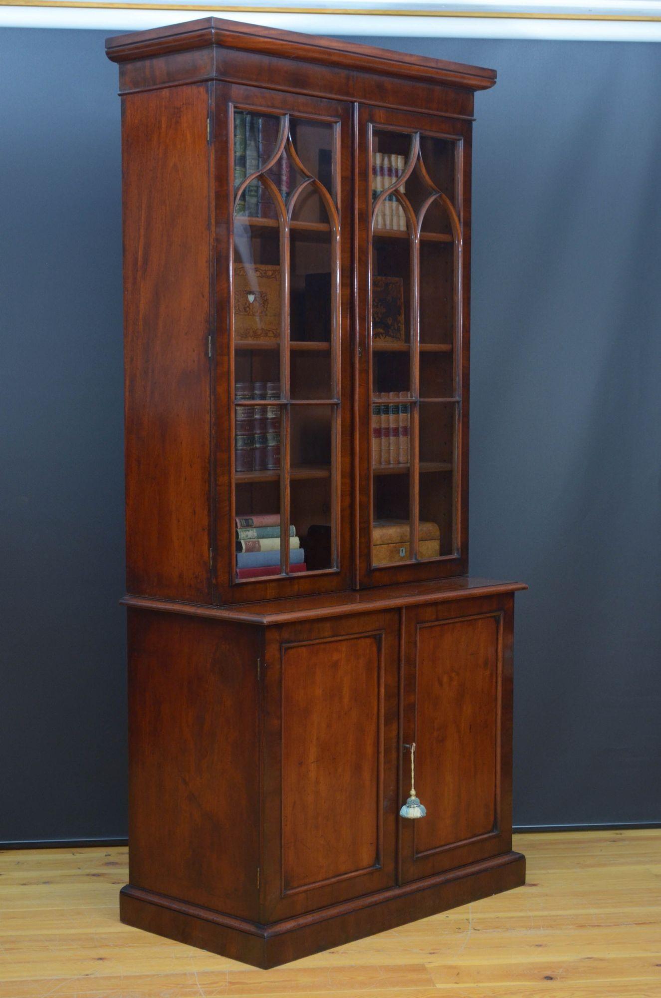 Sn5446 Fine quality and very elegant Regency bookcase in mahogany, having cavetto cornice above a shallow frieze and a pair of glazed doors with decorative mouldings, working lock and a key, enclosing three height adjustable shelves, the projecting