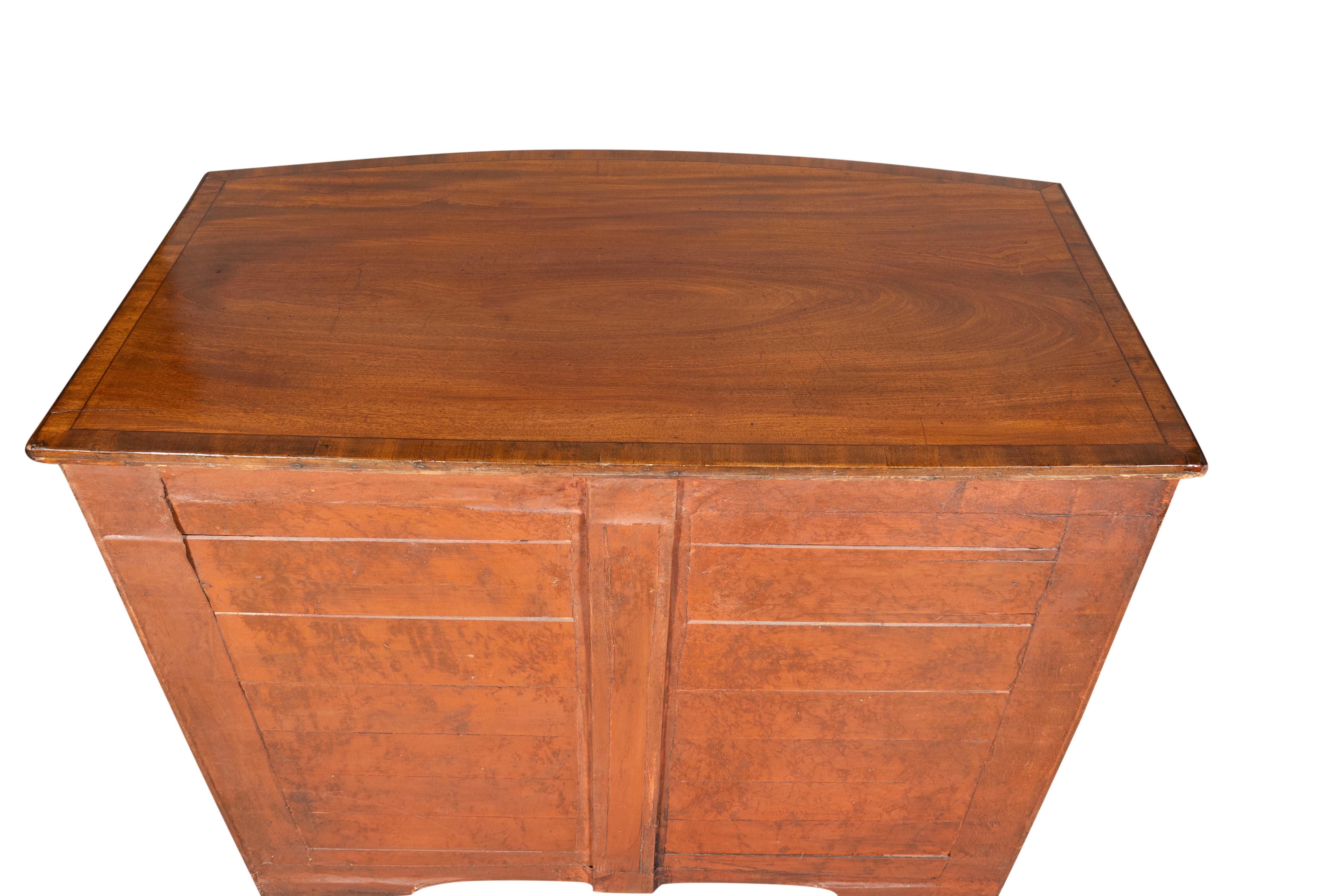 Commode de style Régence en acajou à façade en arc de cercle en vente 3