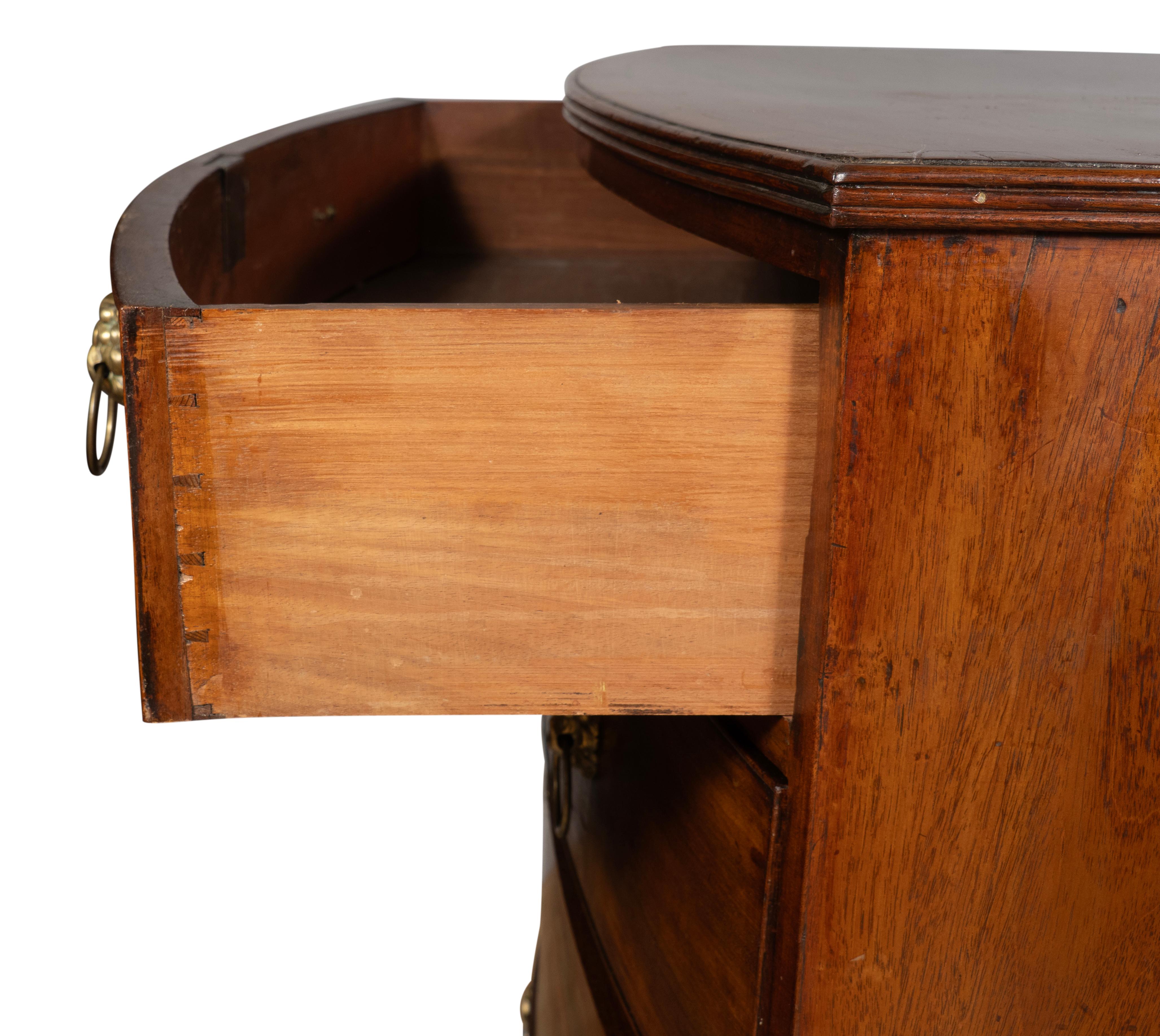 Commode de style Régence en acajou à façade en arc de cercle en vente 4