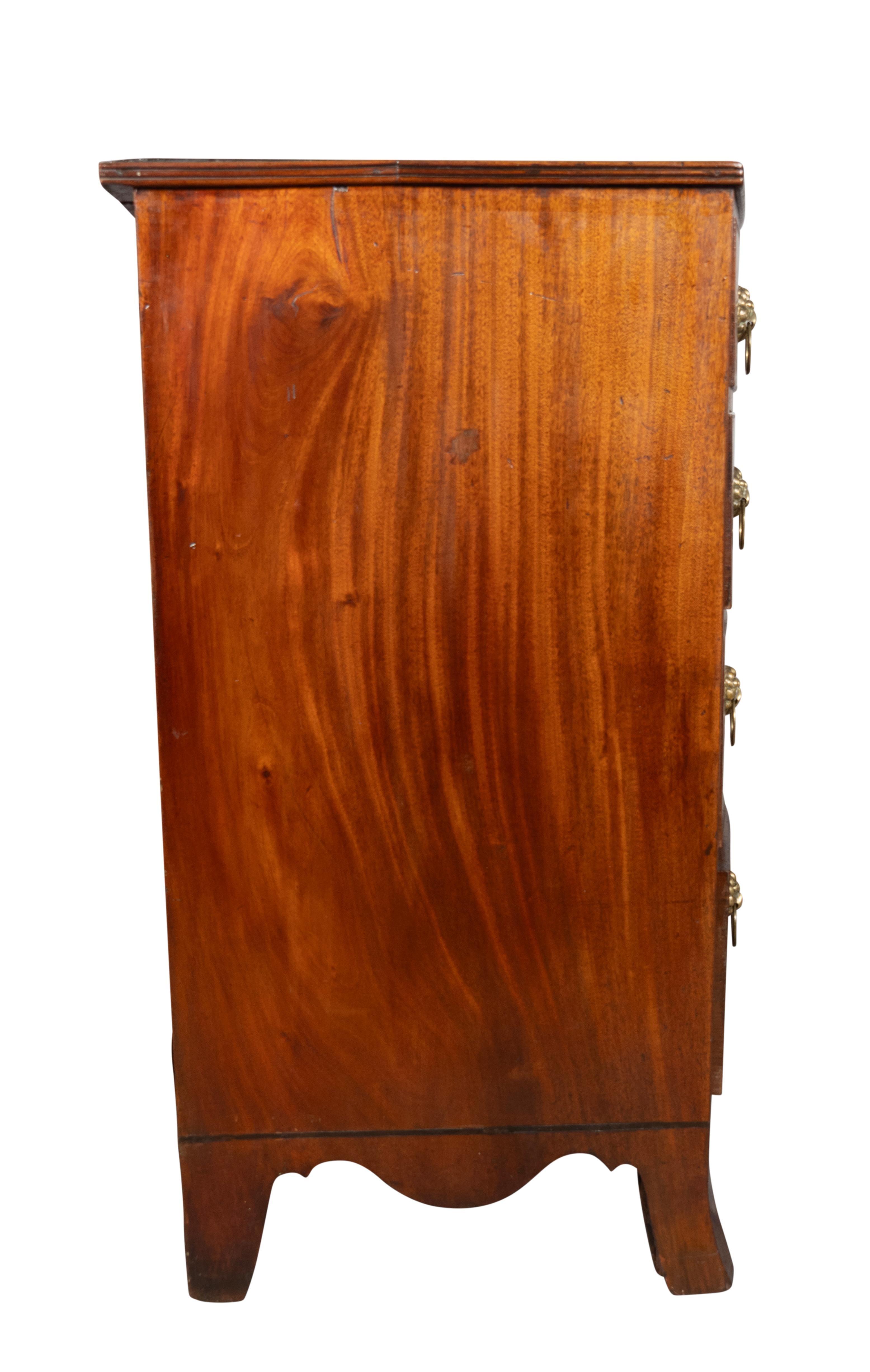 Regency Commode de style Régence en acajou à façade en arc de cercle en vente
