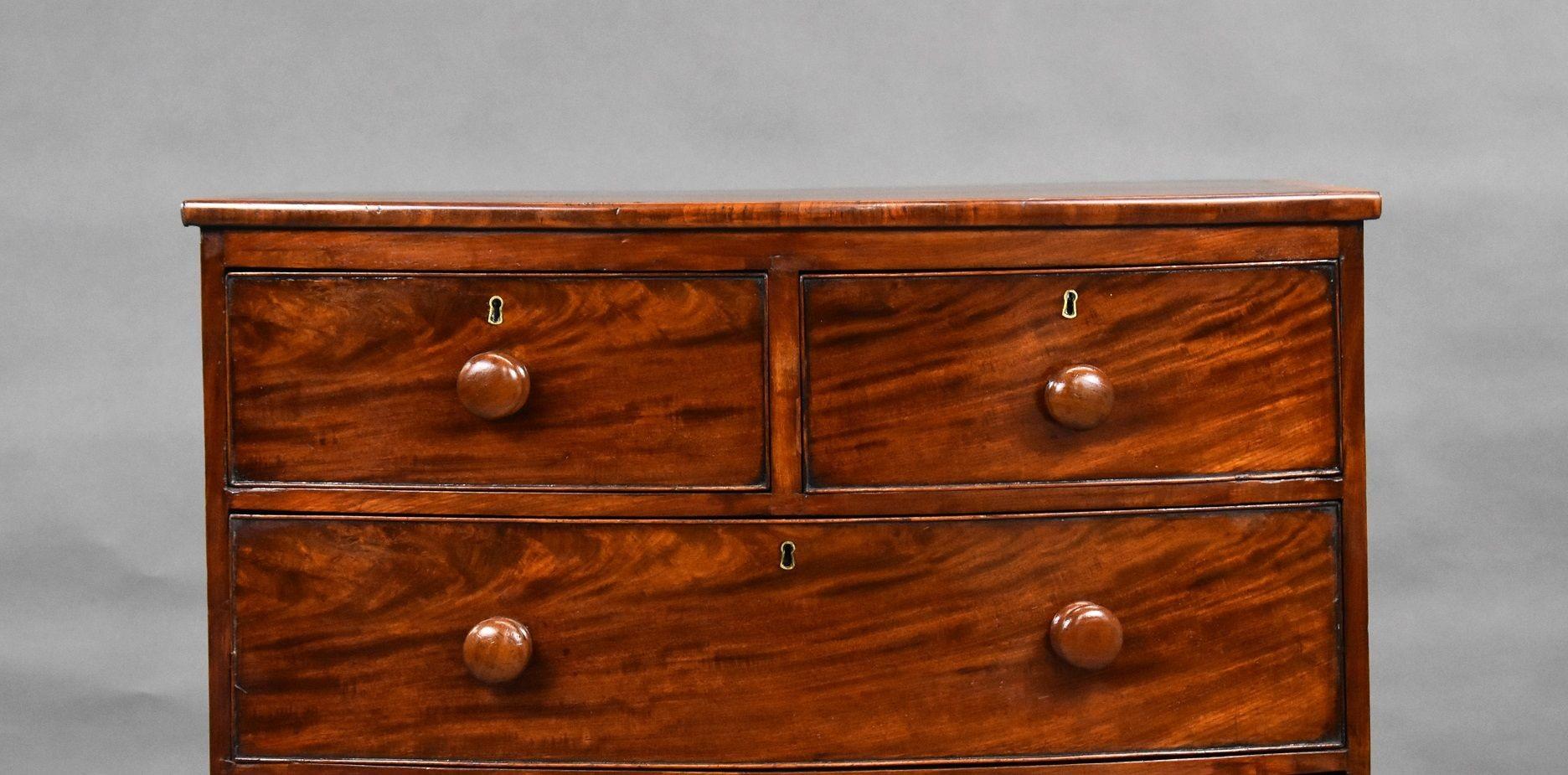 Regency Mahogany Bow Front Chest of Drawers In Good Condition For Sale In Chelmsford, Essex