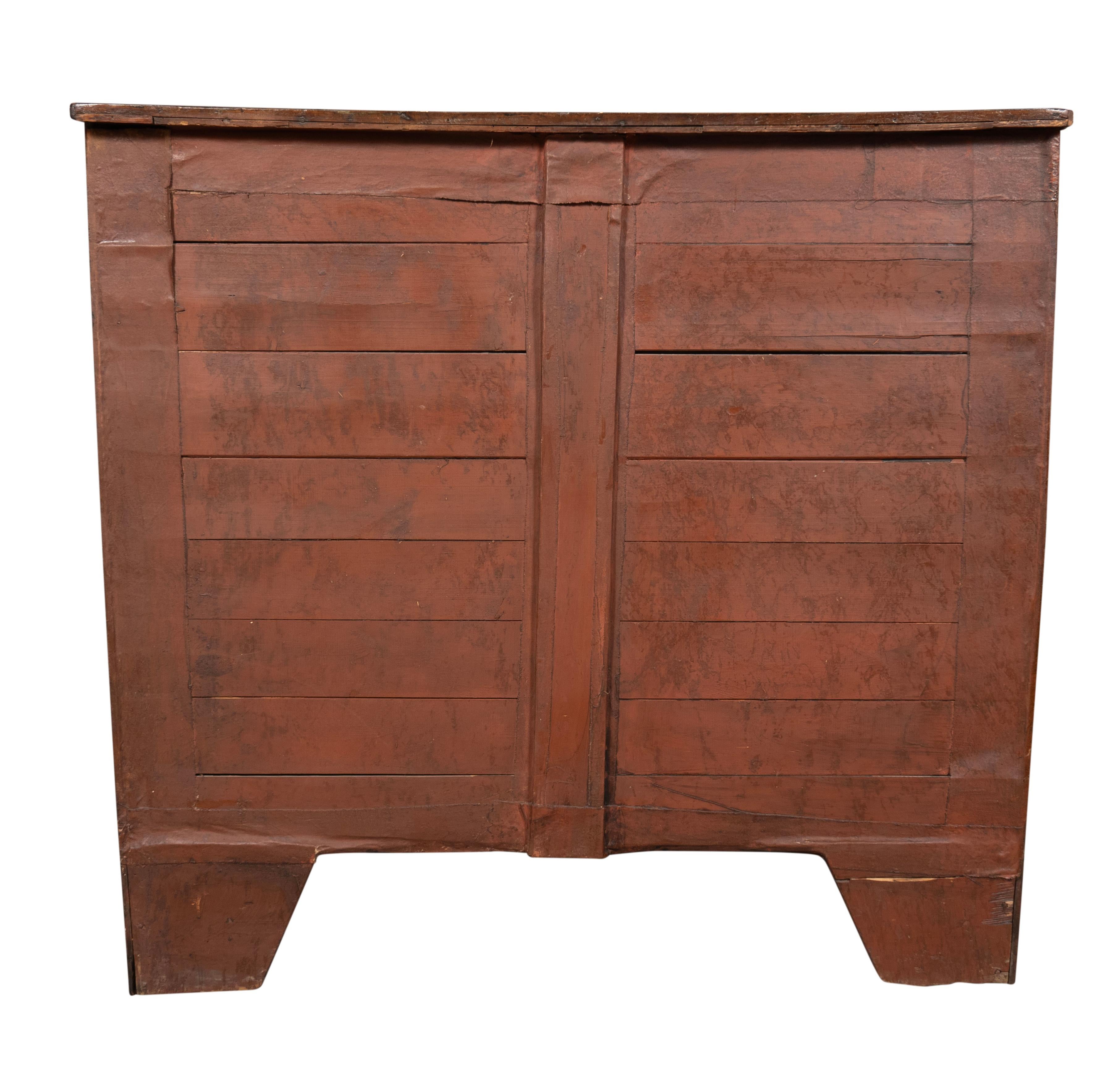 Anglais Commode de style Régence en acajou à façade en arc de cercle en vente