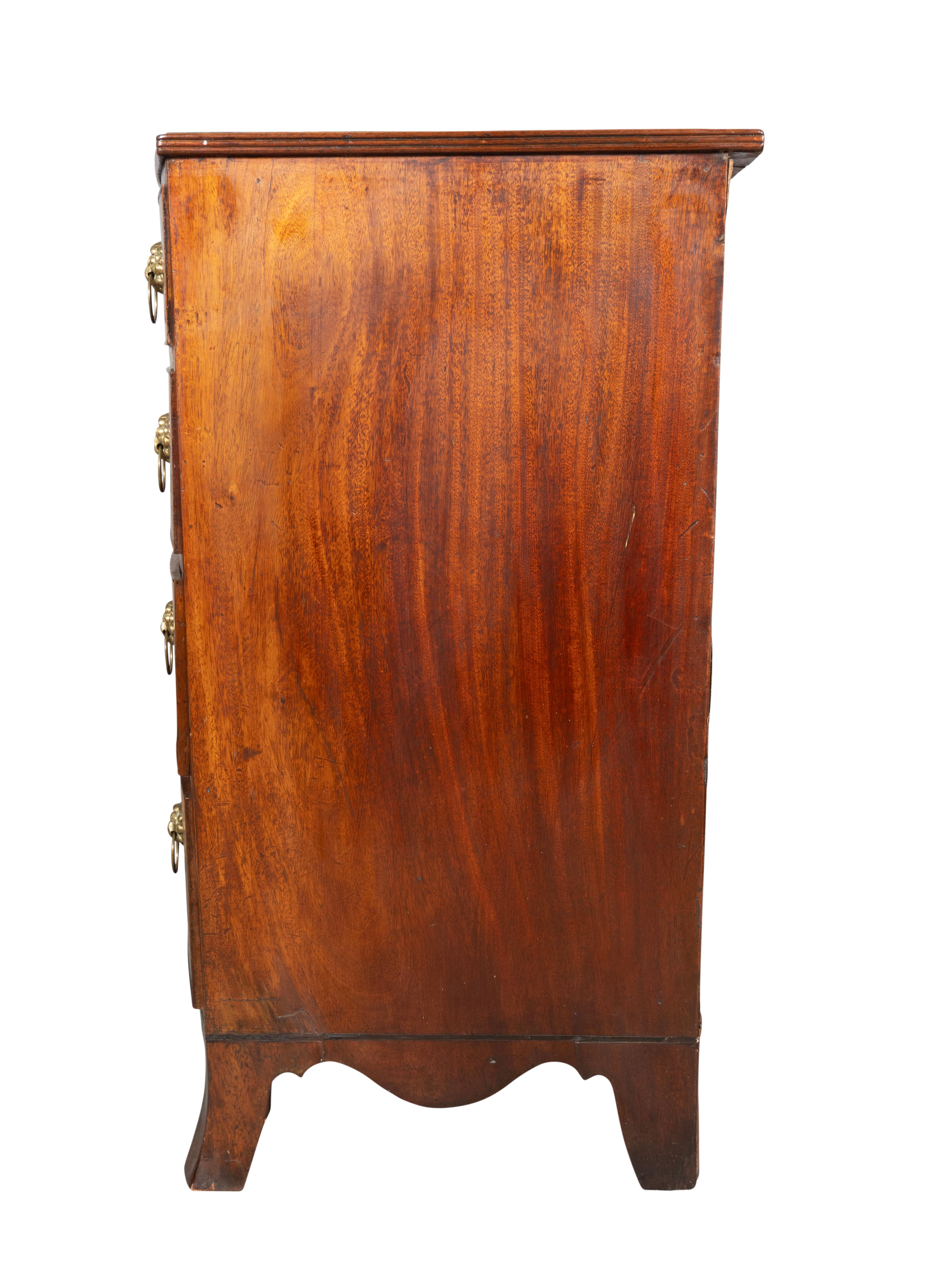 Commode de style Régence en acajou à façade en arc de cercle Bon état - En vente à Essex, MA