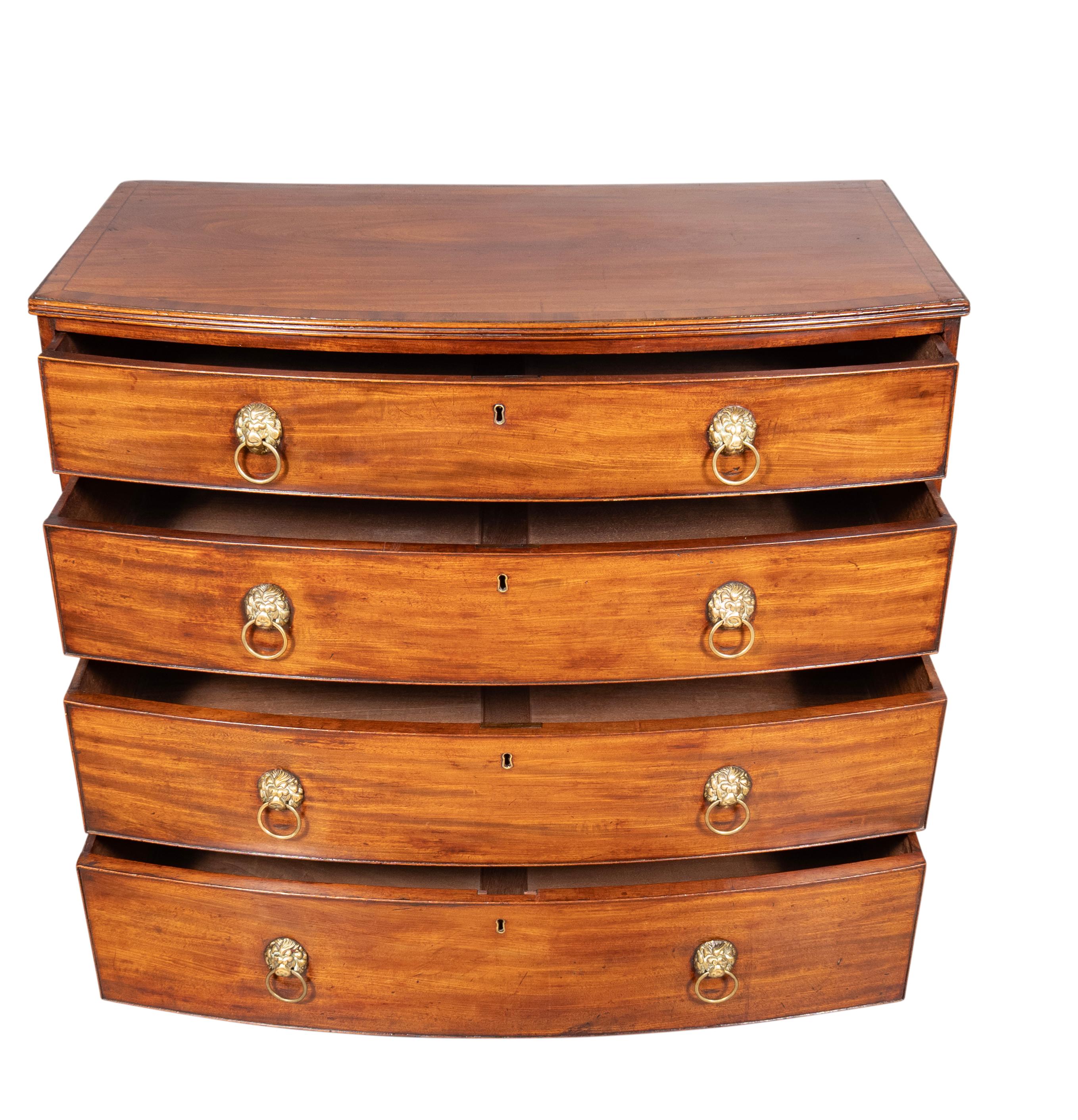 Commode de style Régence en acajou à façade en arc de cercle en vente 1