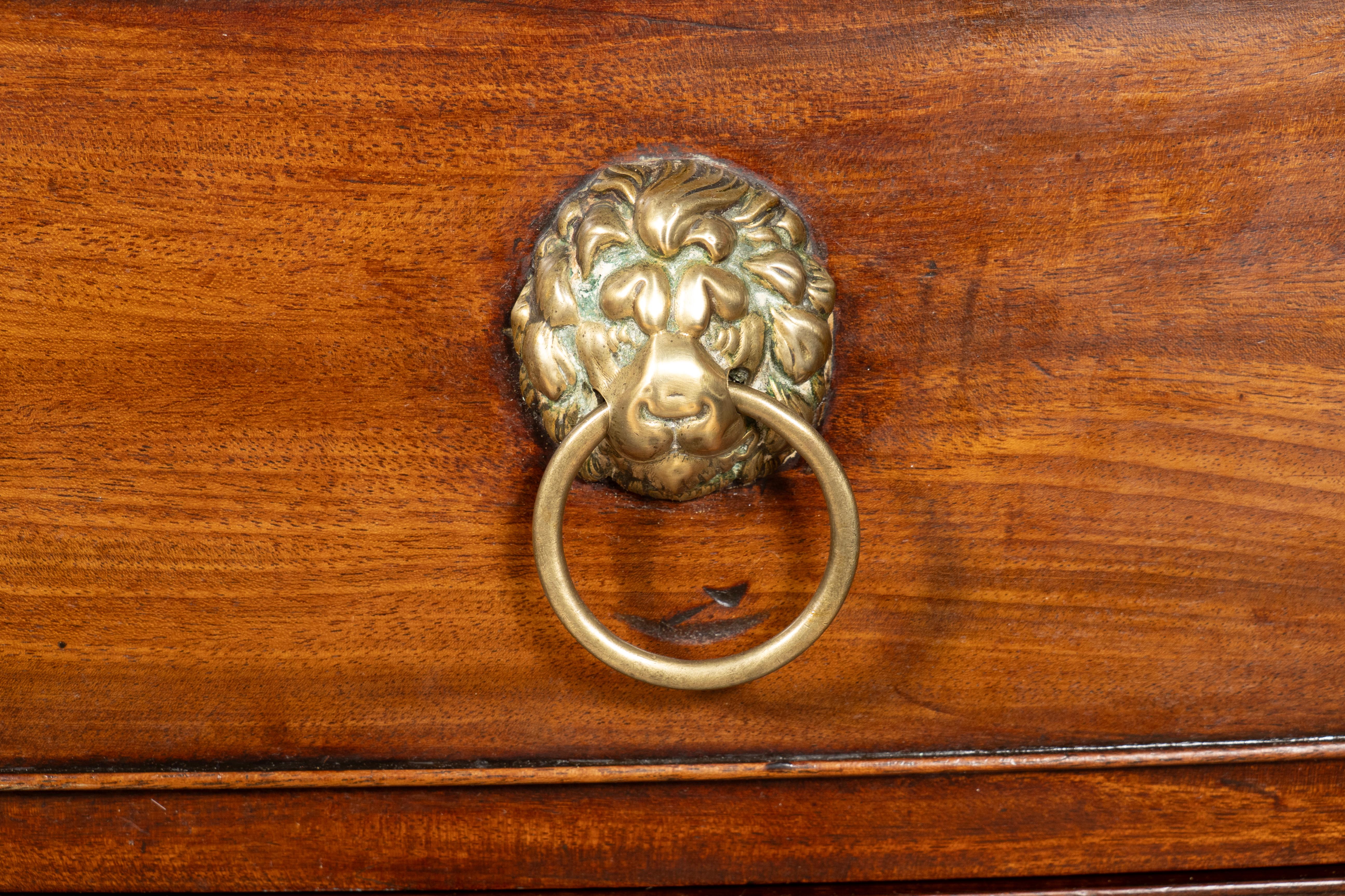 Commode de style Régence en acajou à façade en arc de cercle en vente 2