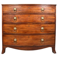 Commode de style Régence en acajou à façade en arc de cercle