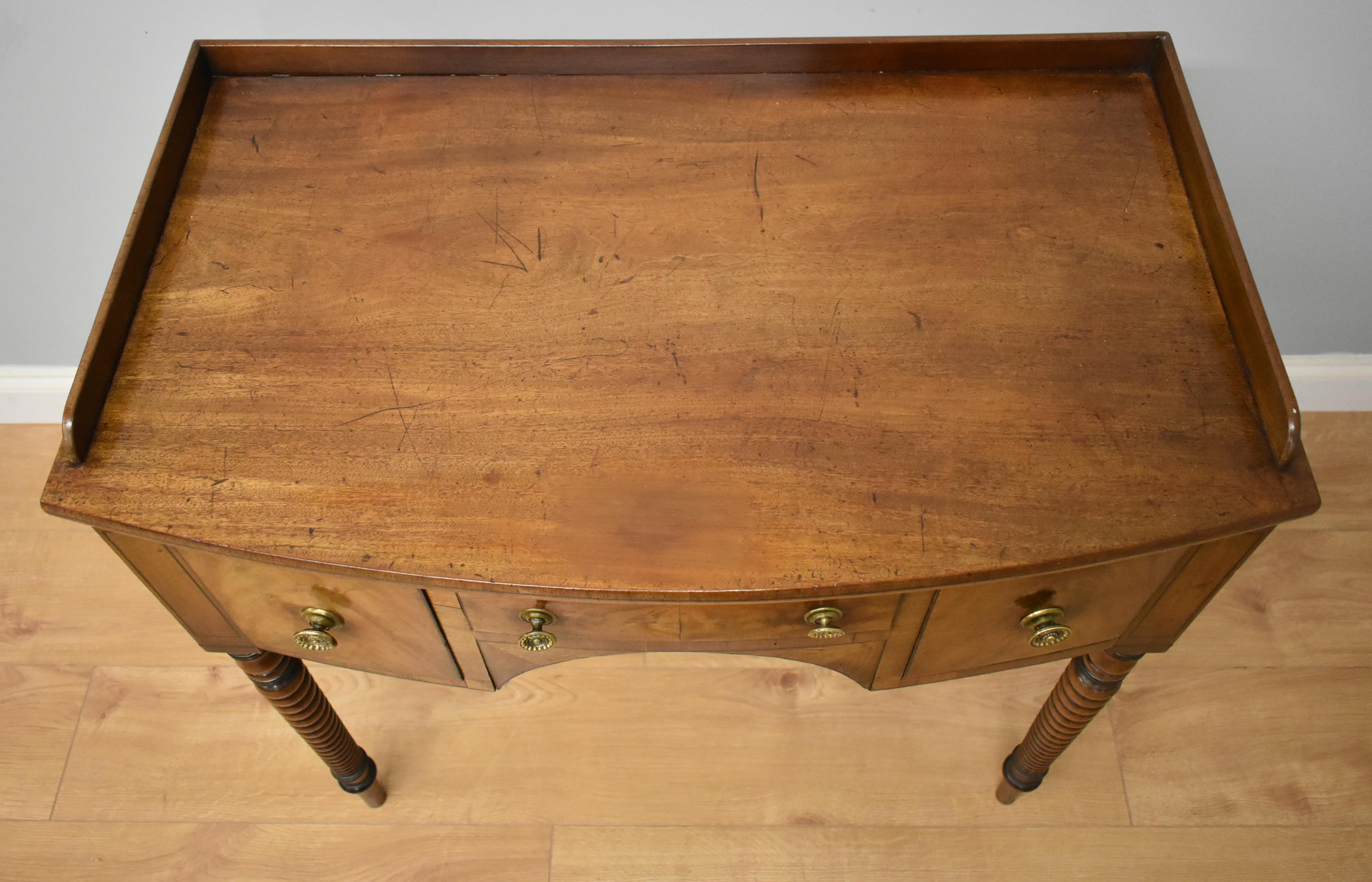Regency Mahogany Bow front Side Table or Sideboard In Good Condition In Chelmsford, Essex