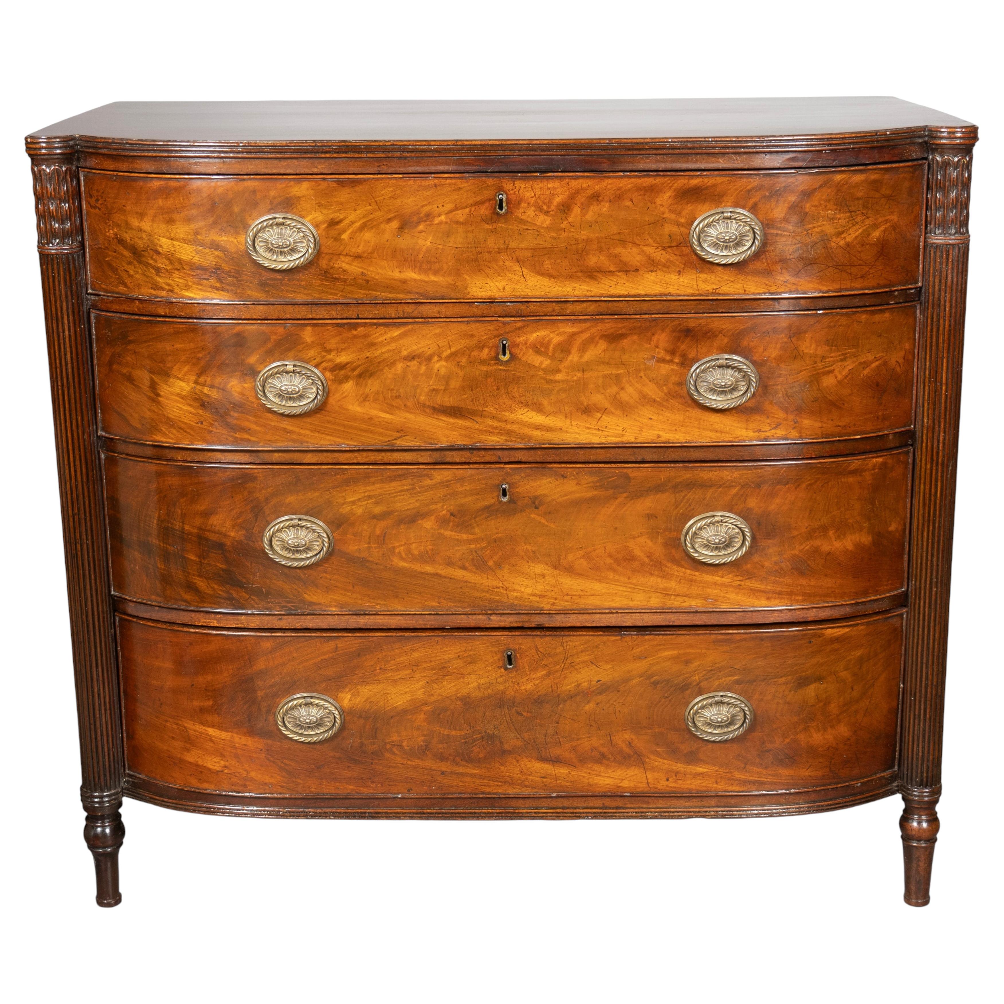 Commode de style Régence en acajou à façade en arc de cercle en vente