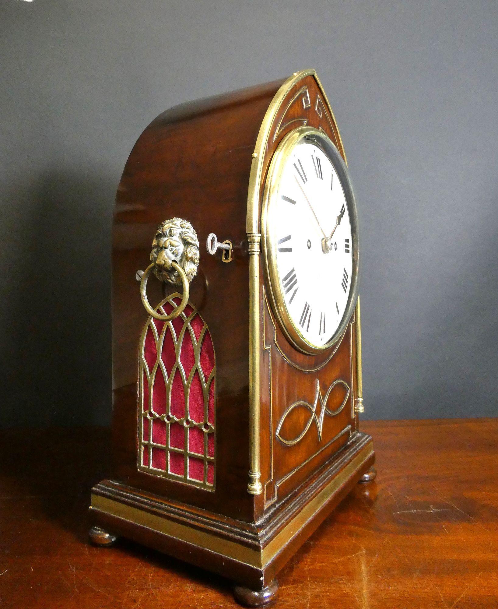 Regency Lancet Top Bracket Clock, J. Chanceller, Dublin
Regency-Konsolenuhr in einem Mahagonigehäuse mit Messingeinlagen, erhöhter, geformter Sockel mit Messingbändern, der auf vier Füßen ruht. Die Seiten des Koffers sind mit roter Seide gefüttert