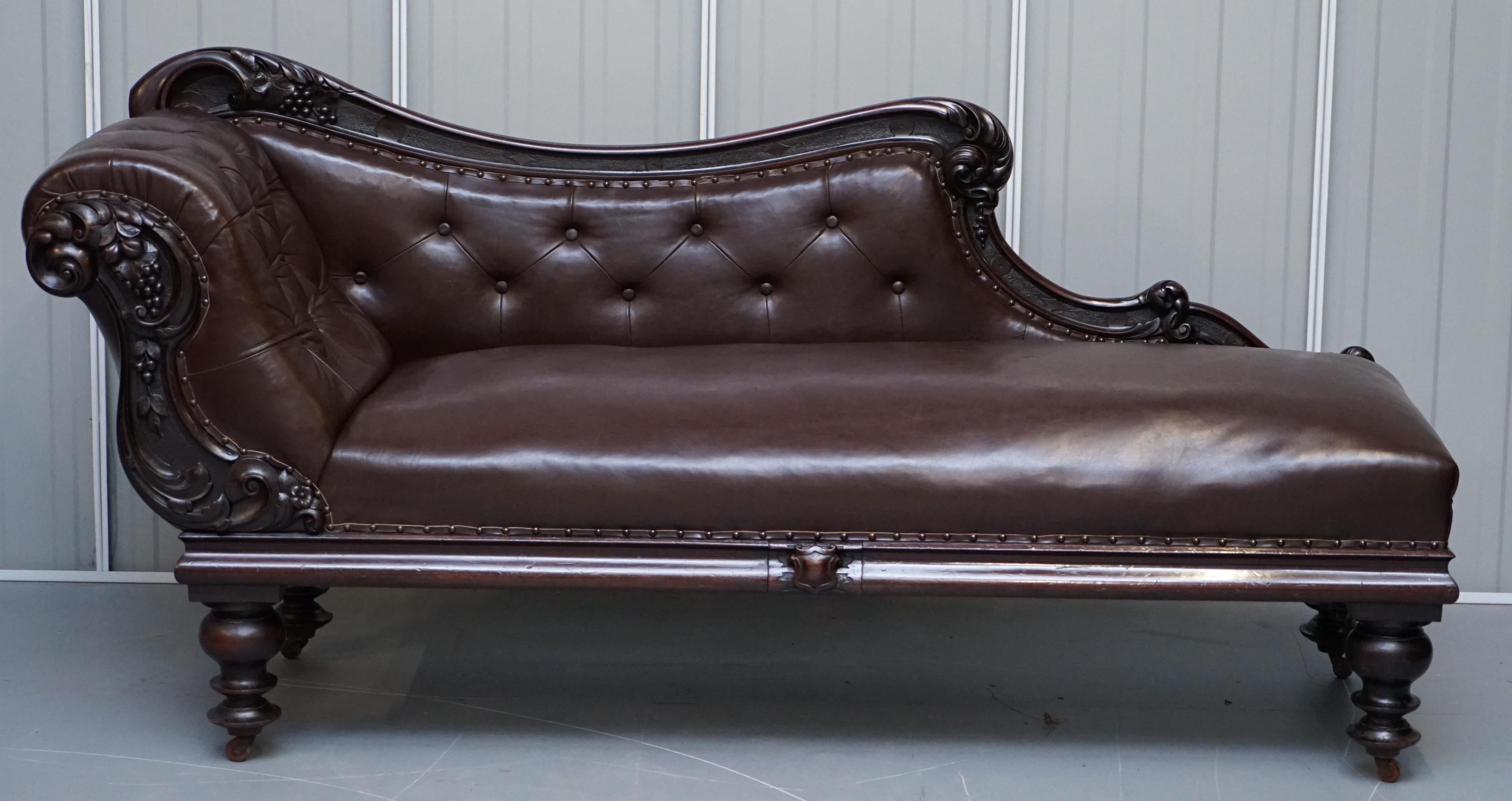 We are delighted to offer for sale this circa 1815 Regency solid mahogany with brown leather upholstery chaise lounge

A good looking and well made chaise with nicely carved solid mahogany frame with floral detailing. The brown leather upholstery