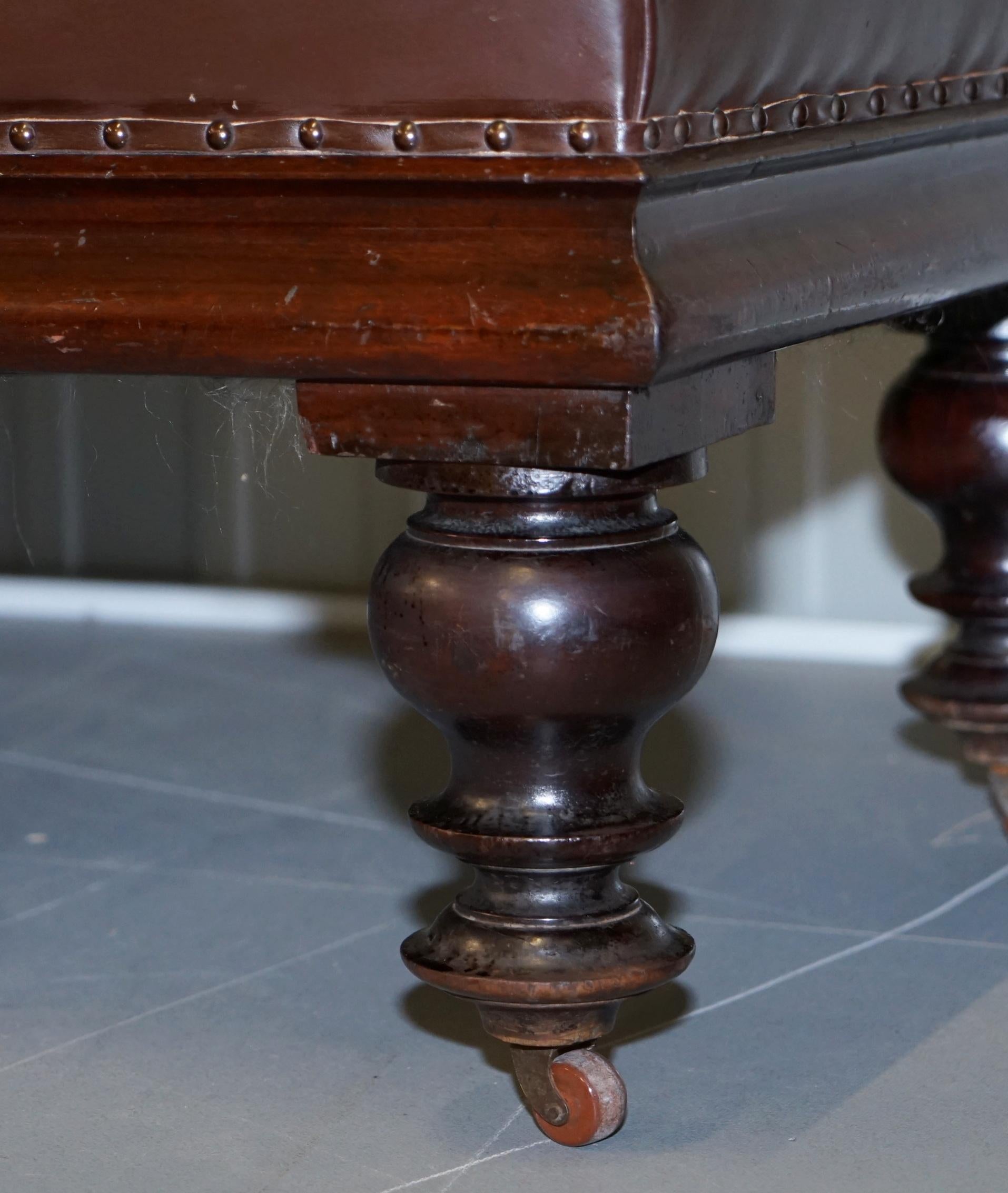 Early 19th Century Regency Mahogany & Brown Leather Chesterfield Buttoned Chaise Lounge Sofa Chair
